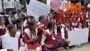 azamgarh-me-sadak-par-utre-schooli-bacche-teacher-protest (2)