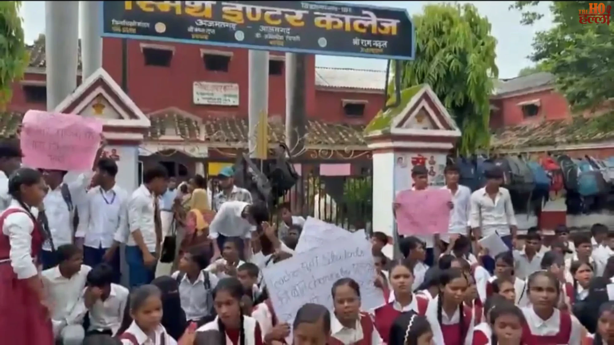 azamgarh-me-sadak-par-utre-schooli-bacche-teacher-protest