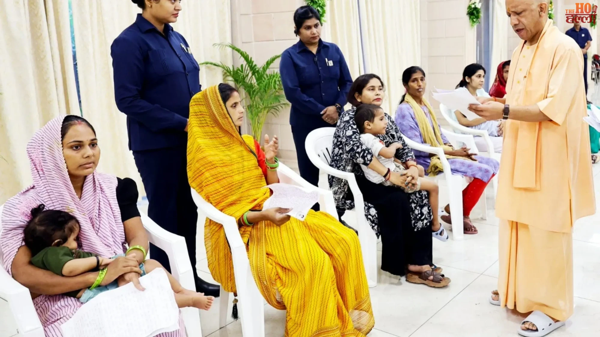 baarish-ke-beech-janata-darshan-mein-yogi-ne-suni-fariyaden