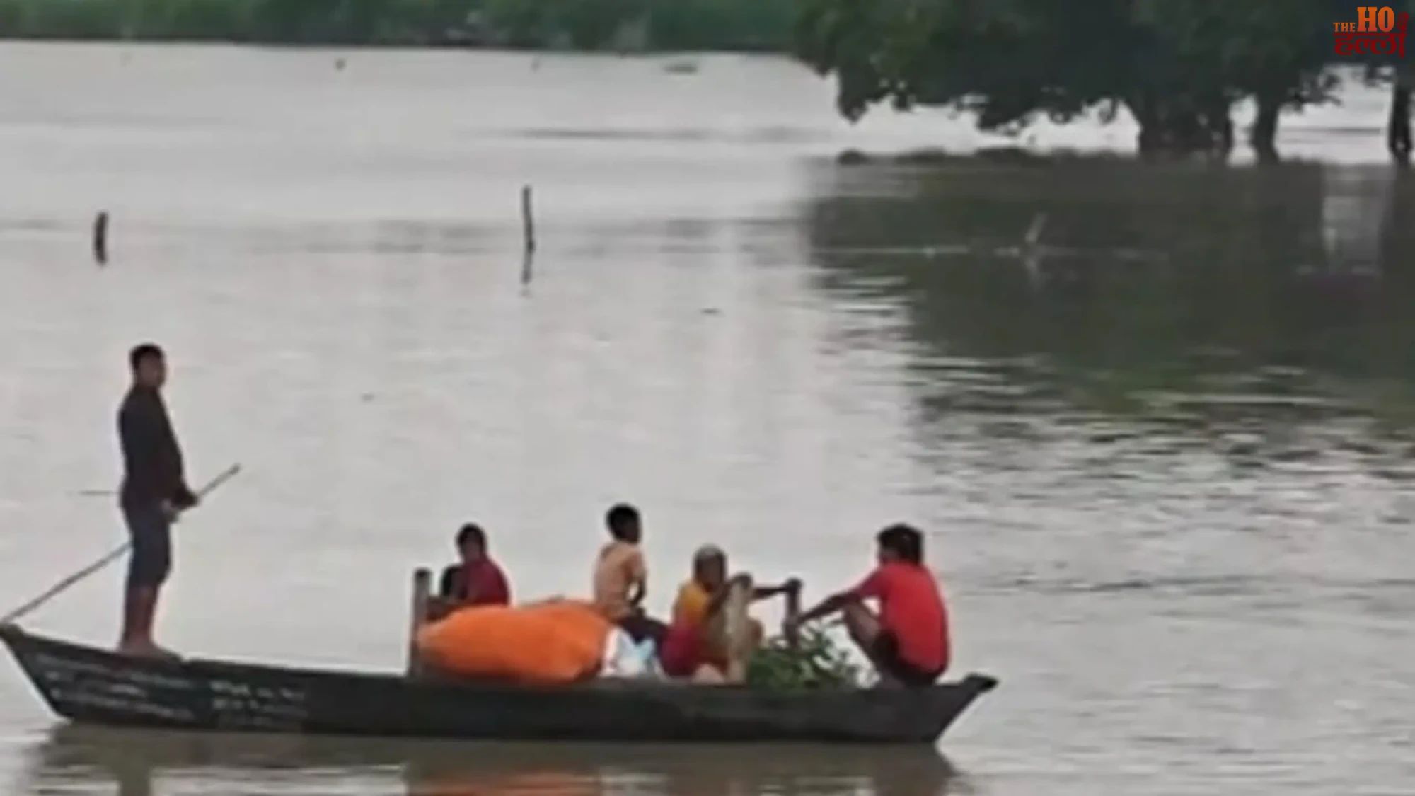 barabanki-mein-ghaghra-nadi-ka-pani-khatre-ke-nishan-se-upar