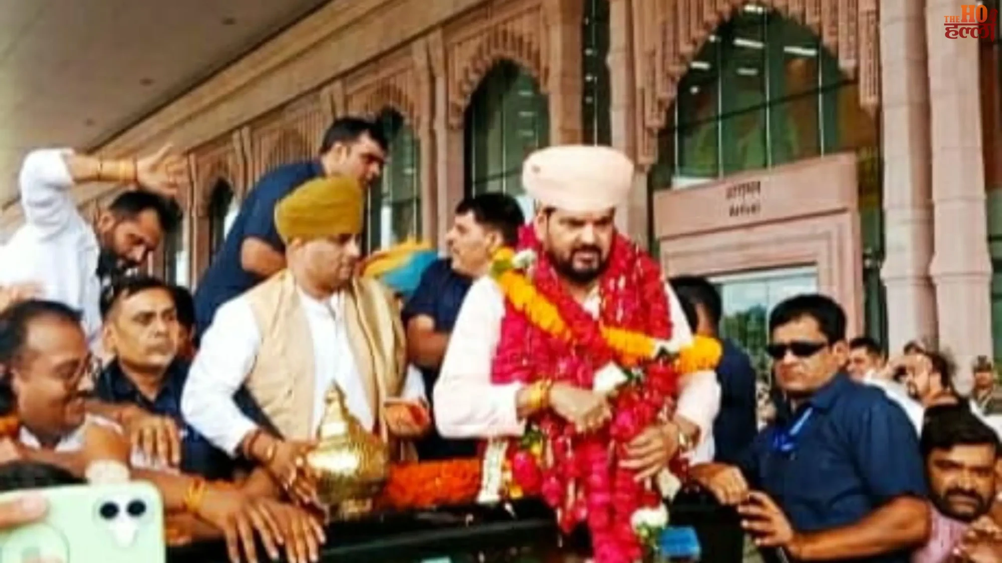 brij-bhushan-sharan-singh-visits-ayodhya-hanuman-garhi-satyamev-jayate-rally