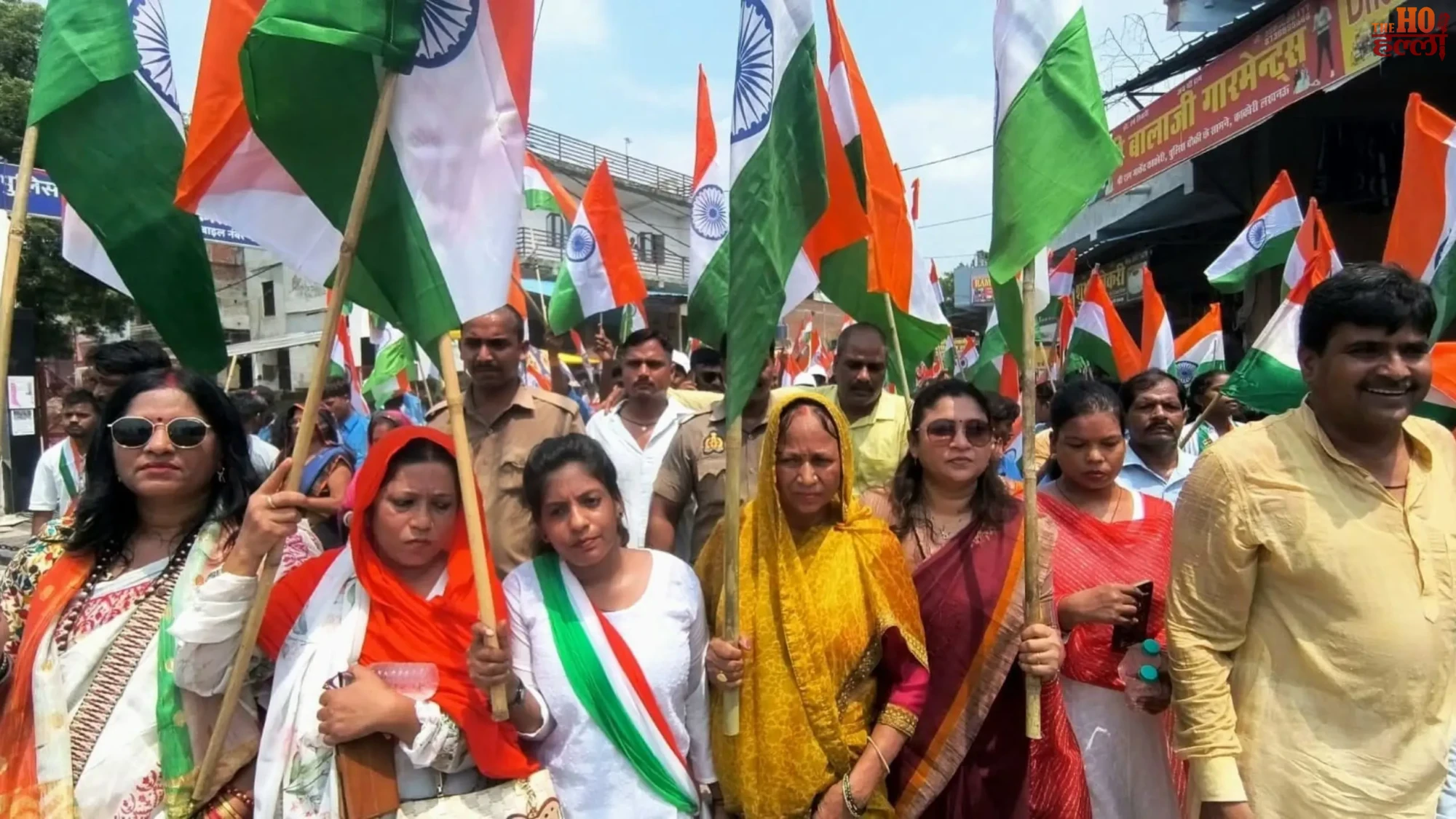 मलिहाबाद _ गांव-गांव गूंजा भारत माता की जय का उद्घोष, तिरंगा लहराकर दिया हर घर फहराने का