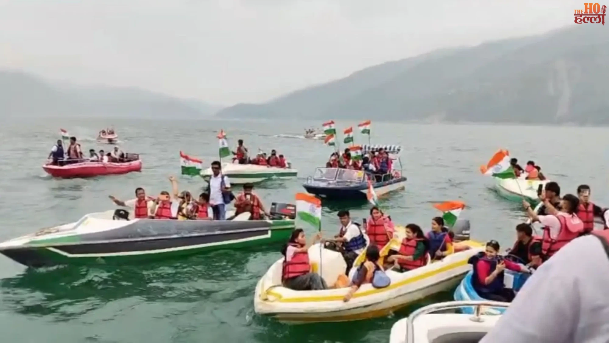लहरों पर लहराया तिरंगा, बच्चों ने लगाए भारत माता की जय के नारे, देशभक्ति से गूंज उठी टिहरी