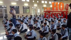 gen-alpha-ka-hallabol-lucknow-me-saikdon-chhatra-sadak-par-utre (4)