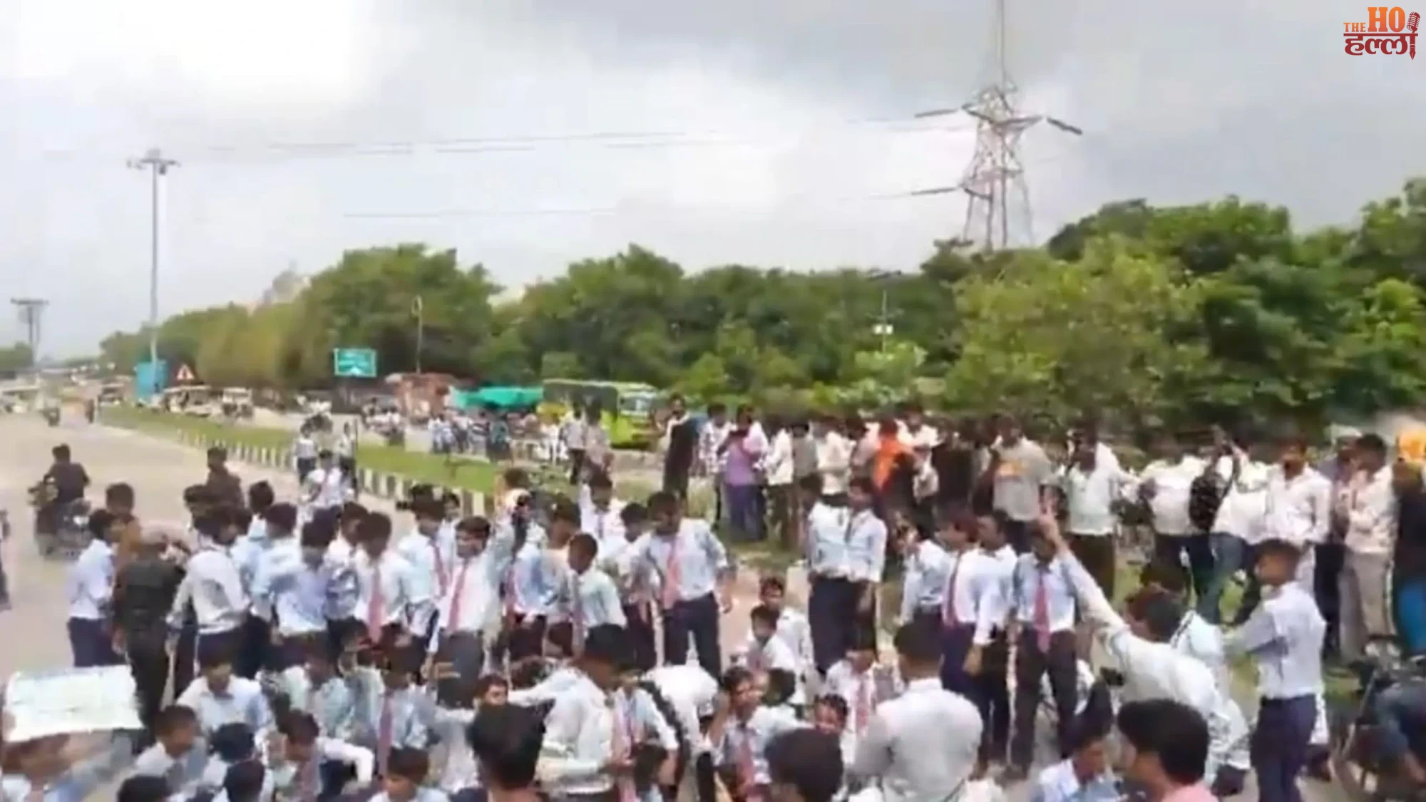 gen-alpha-ka-hallabol-lucknow-me-saikdon-chhatra-sadak-par-utre