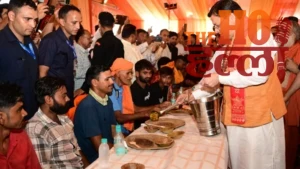 haridwar-news-cm-dhami-welcomes-kanwar-yatra-pilgrims-flower-shower (2)