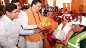 haridwar-news-cm-dhami-welcomes-kanwar-yatra-pilgrims-flower-shower (4)