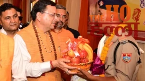 haridwar-news-cm-dhami-welcomes-kanwar-yatra-pilgrims-flower-shower (5)