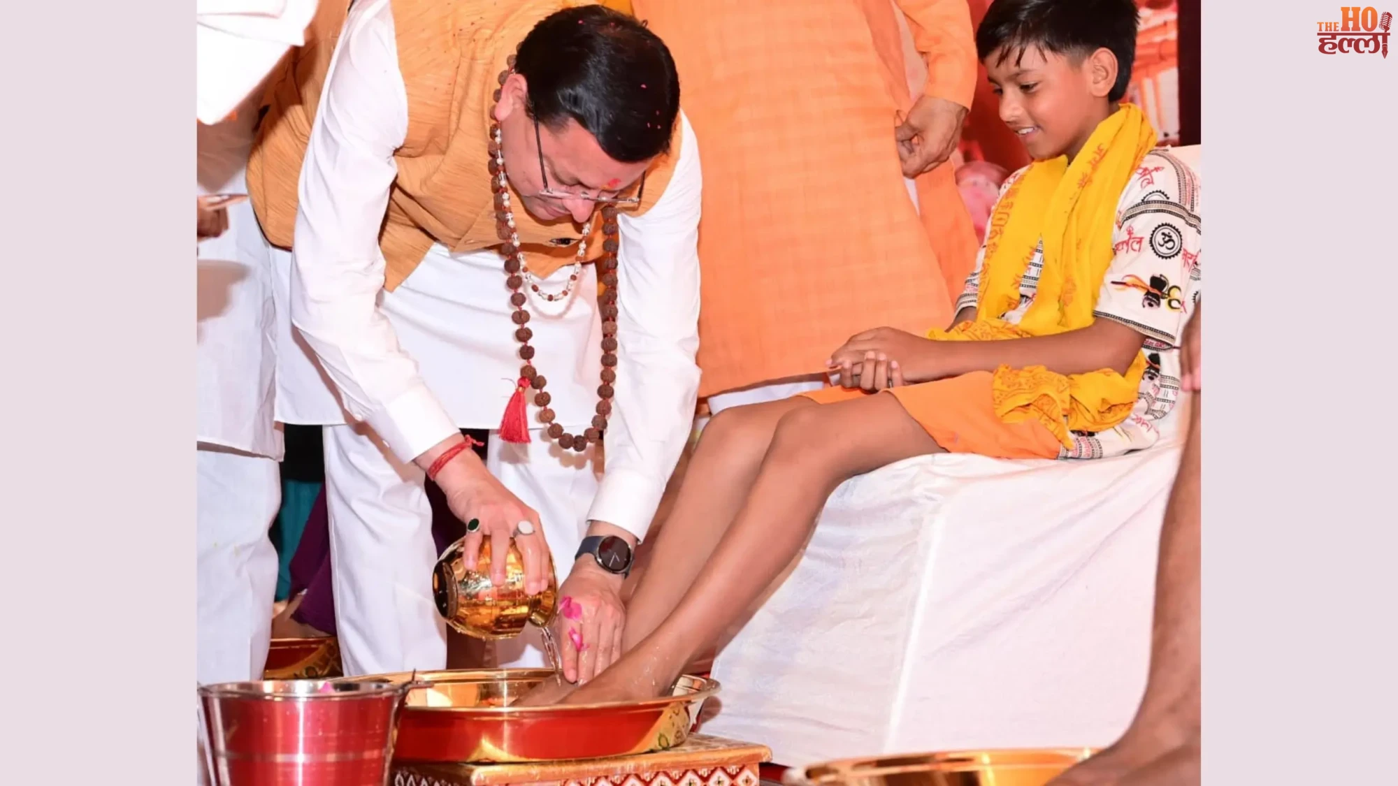 haridwar-news-cm-dhami-welcomes-kanwar-yatra-pilgrims-flower-shower