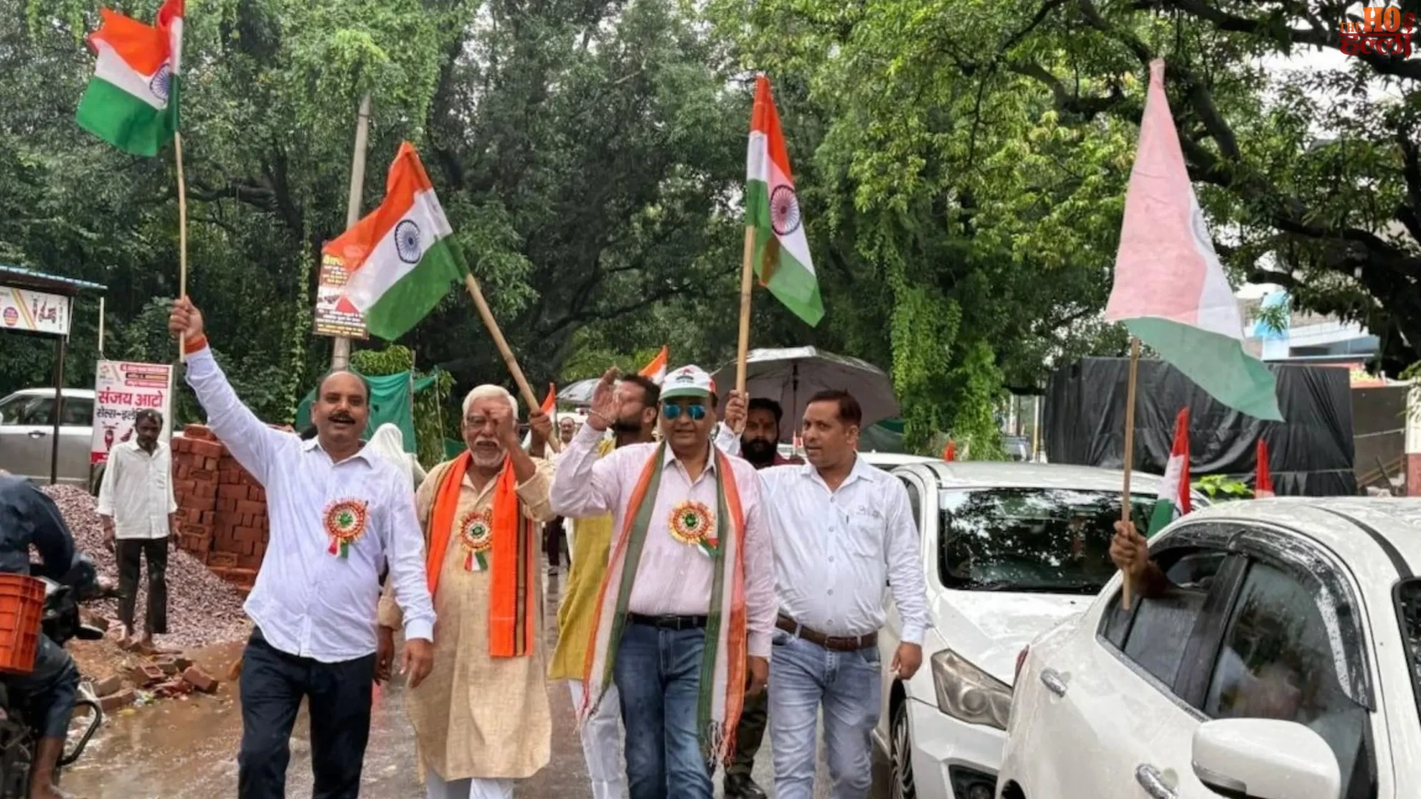 lucknow-ke-mal-me-tiranga-yatra-gunje-bharat-mata-ke-nare