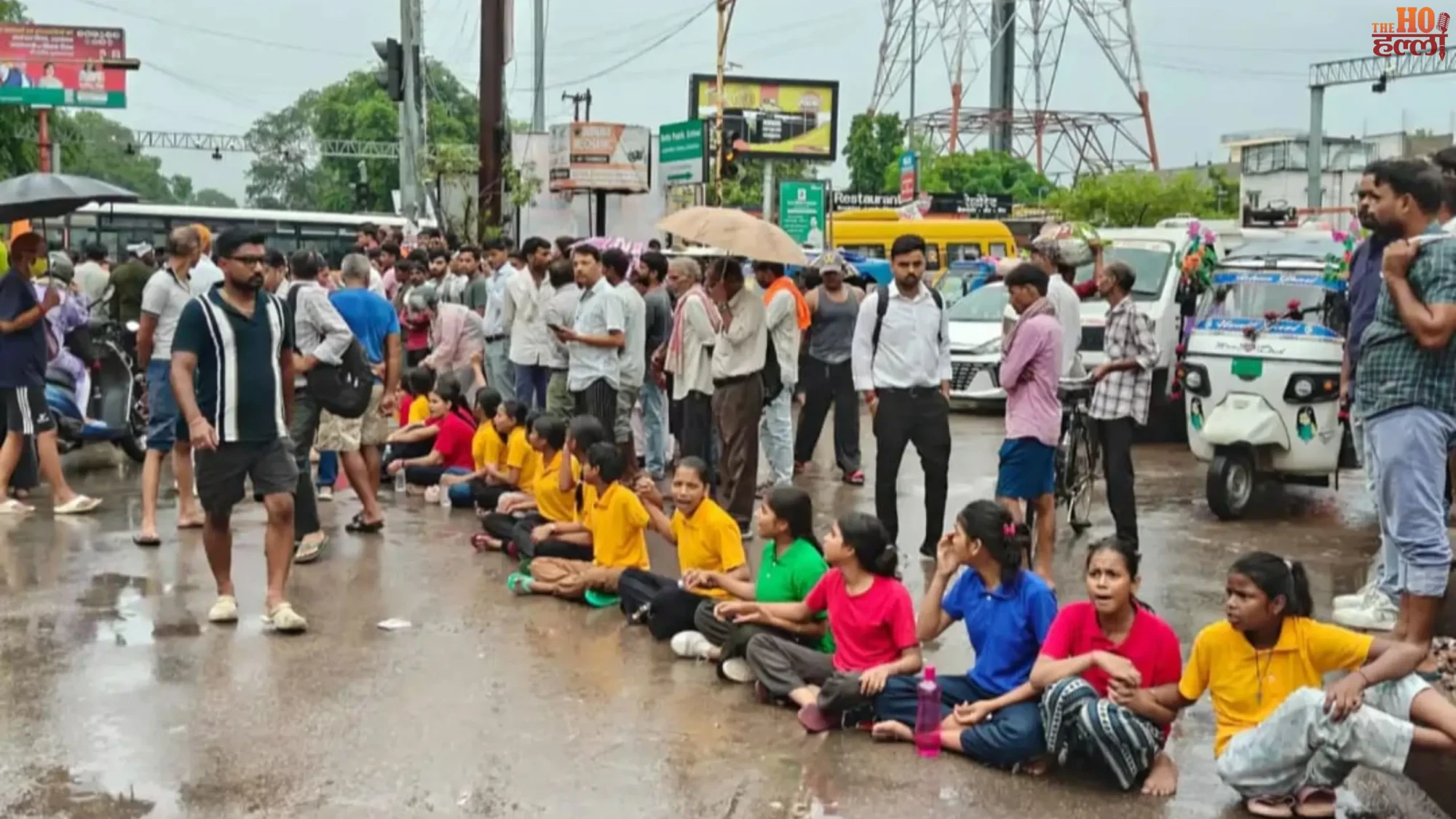 lucknow-mein-chhatraon-ka-pradarshan-teachers-ki-kami-par-jam
