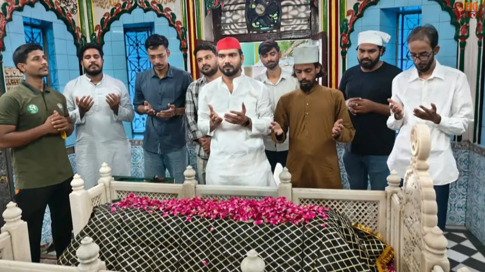 nepal-disaster-lucknow-sp-leaders-dargah-prayer