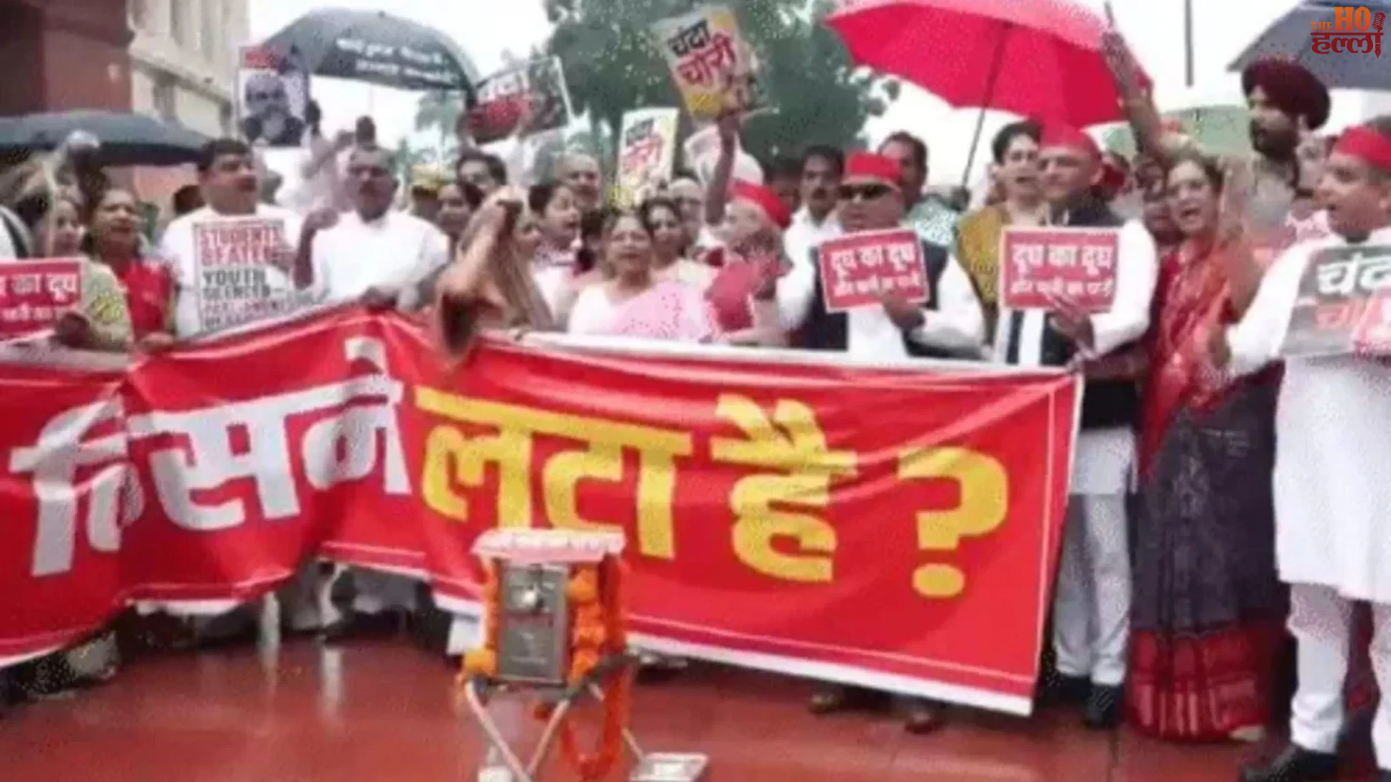 parliament-protest-akhilesh-and-priyanka-gandhi-protest-over-temple-donation