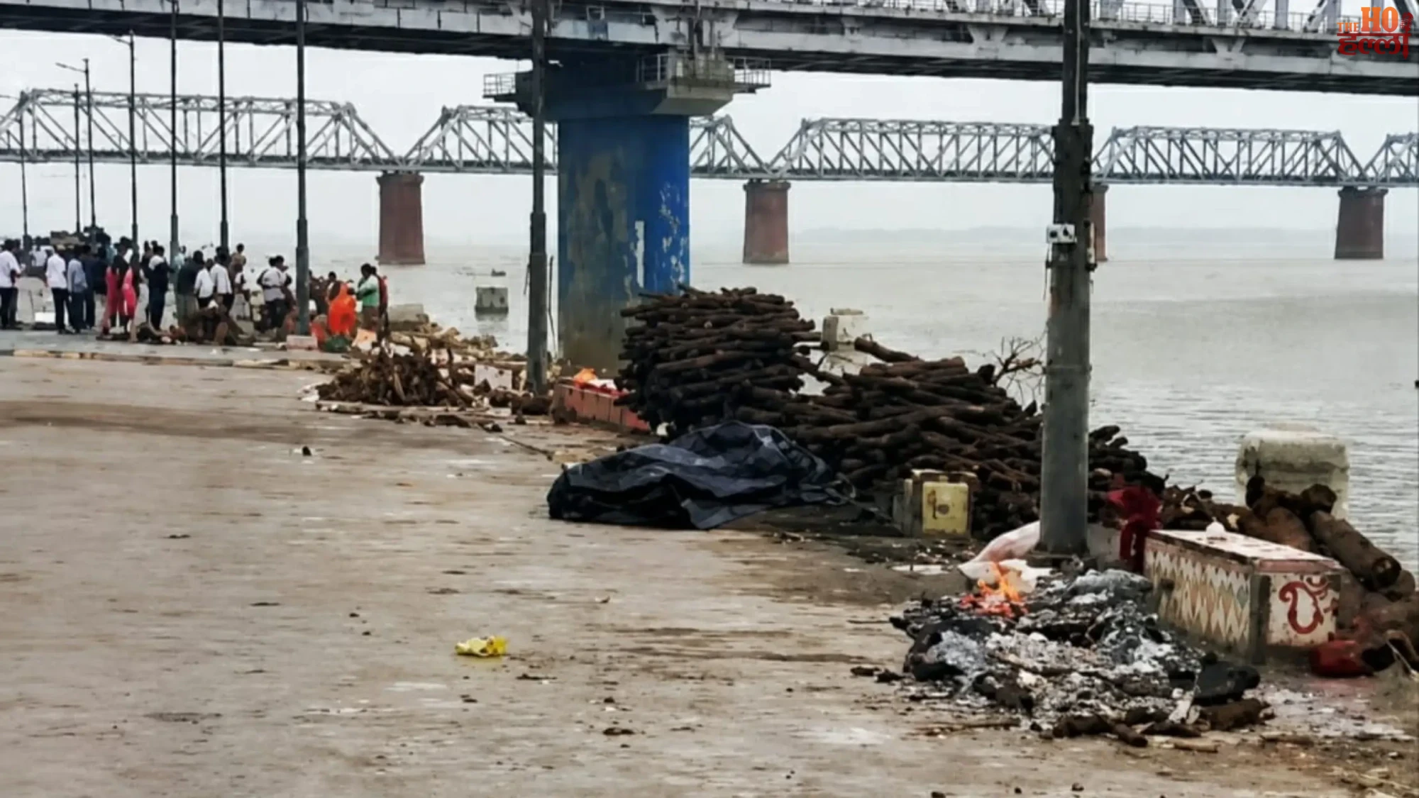 prayagraj-flood-daraganj-ghat-submerged-cremation-on-roadside