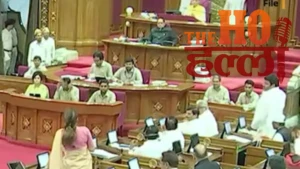 sp-mlas-protest-with-chillar-outside-up-assembly-monsoon-session
