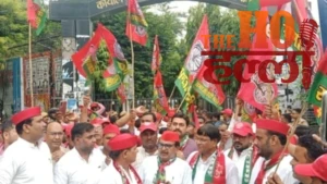 sp-protests-in-ayodhya-against-bjp-over-awadhesh-prasad-poster-controversy (2)