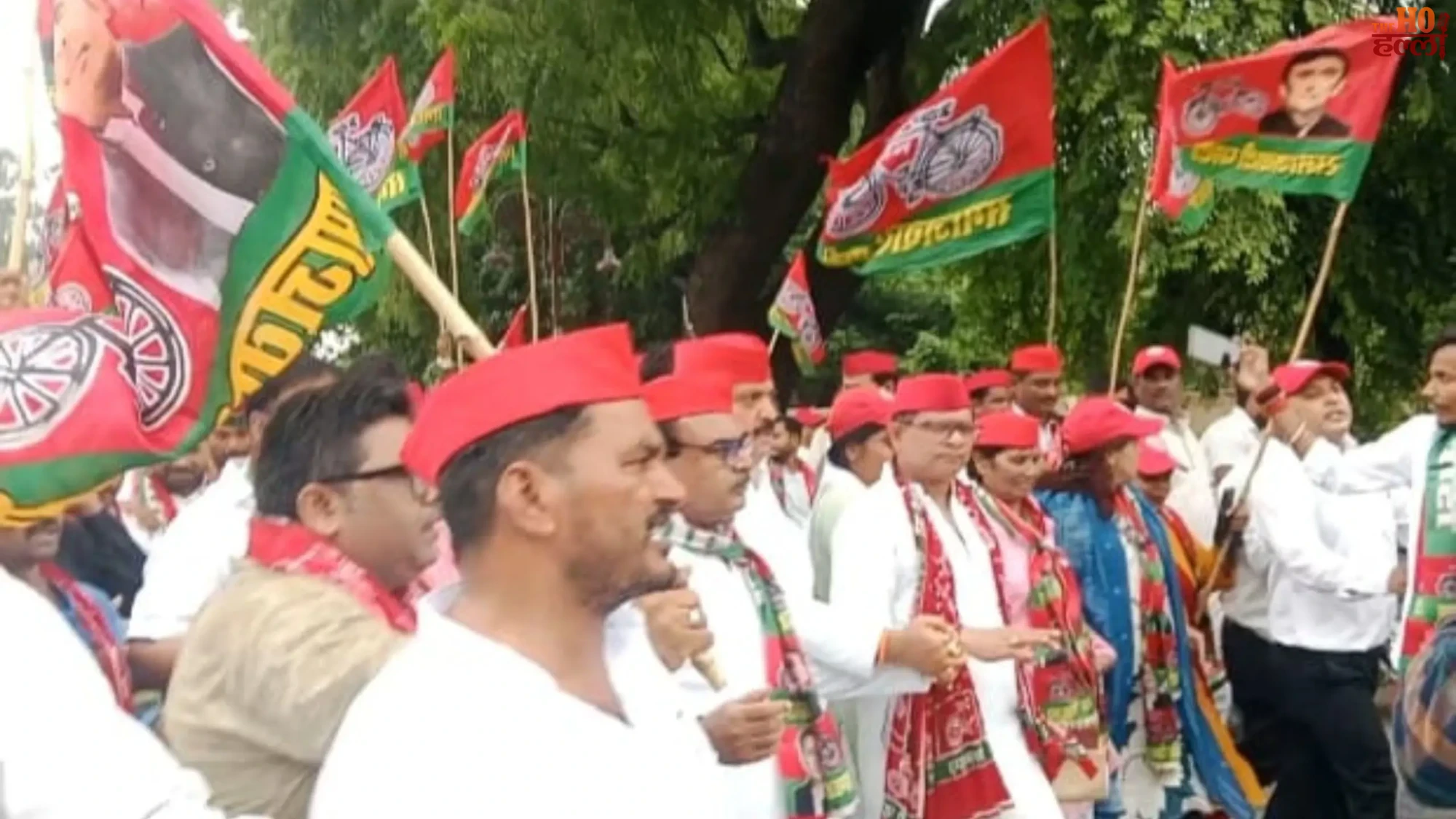 sp-protests-in-ayodhya-against-bjp-over-awadhesh-prasad-poster-controversy