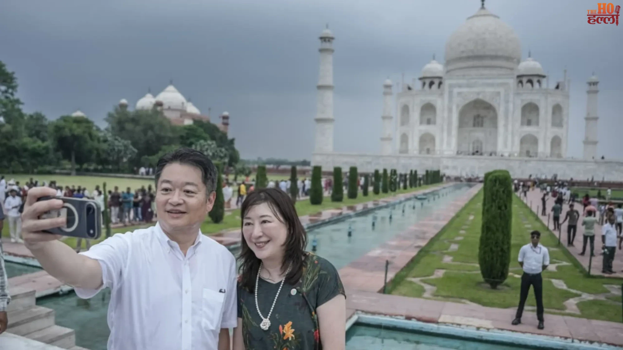 taj-mahal-japanese-delegation-lucknow-tourism
