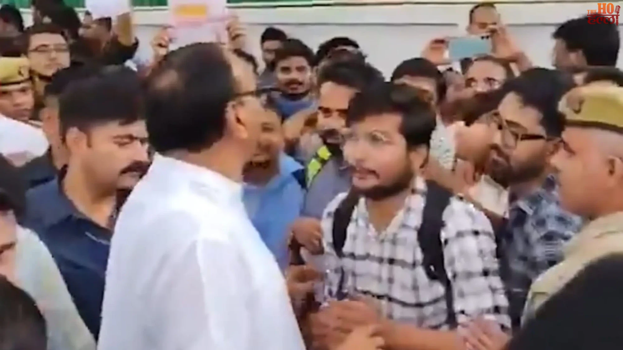 unemployed-youth-protest-deputy-cm-brijesh-pathak-house-lucknow-librarian-recruitment