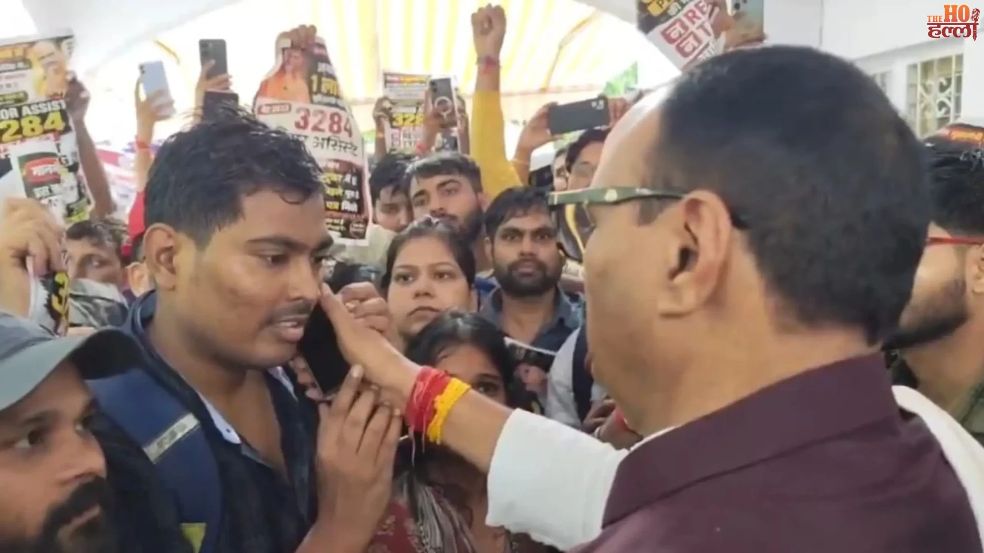 3284-junior-assistant-recruitment-lucknow-protest-dy-cm-brajesh-pathak-residence-upsssc (2)