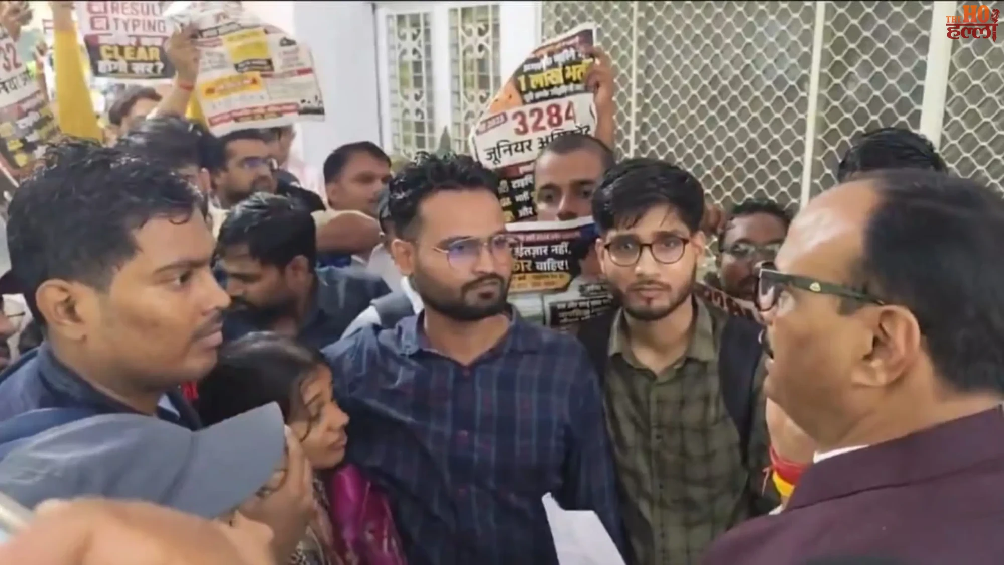 3284-junior-assistant-recruitment-lucknow-protest-dy-cm-brajesh-pathak-residence-upsssc (3)