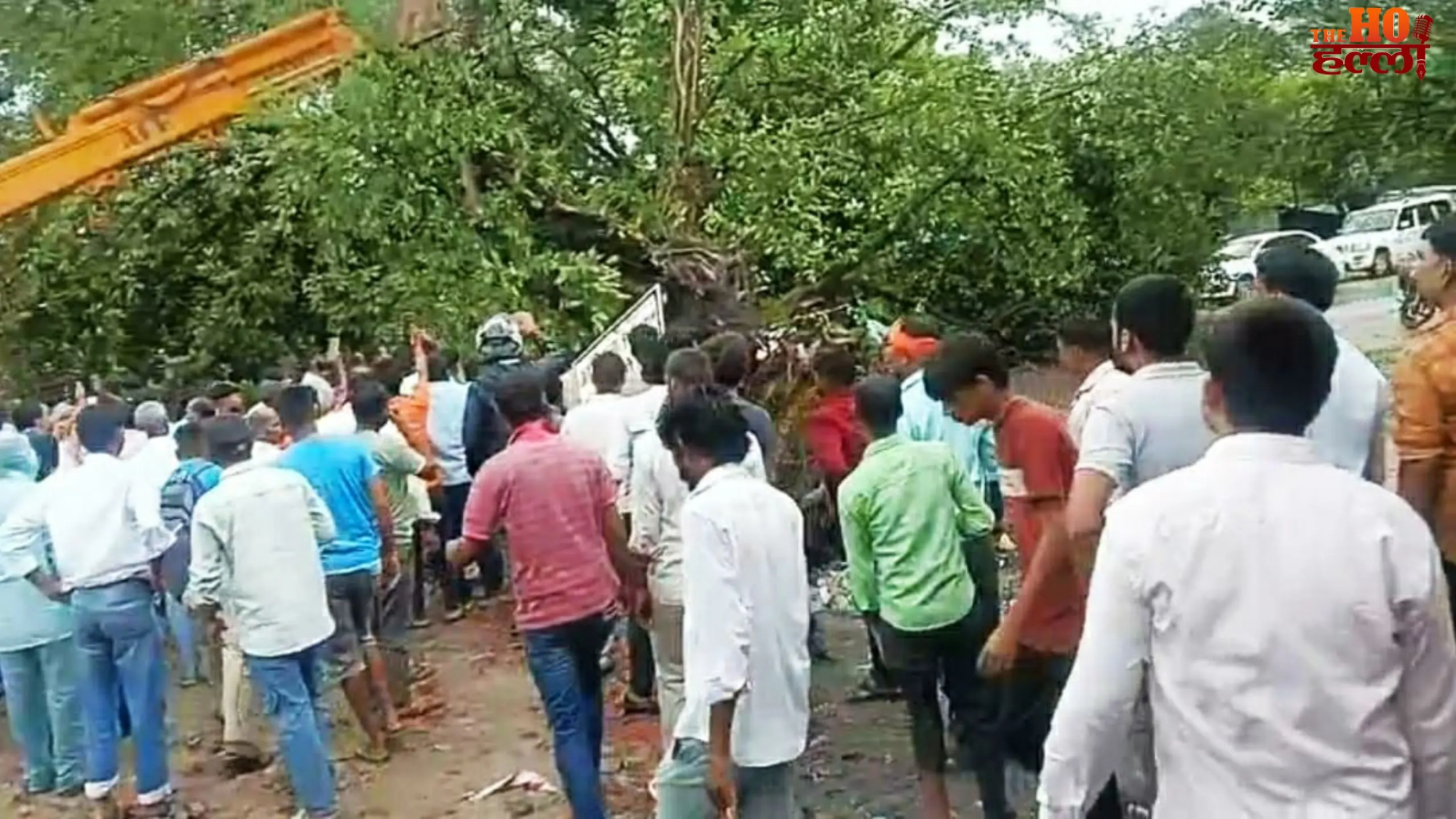 ayodhya-heavy-rain-storm-trees-fallen-masodha-market-teenager-killed