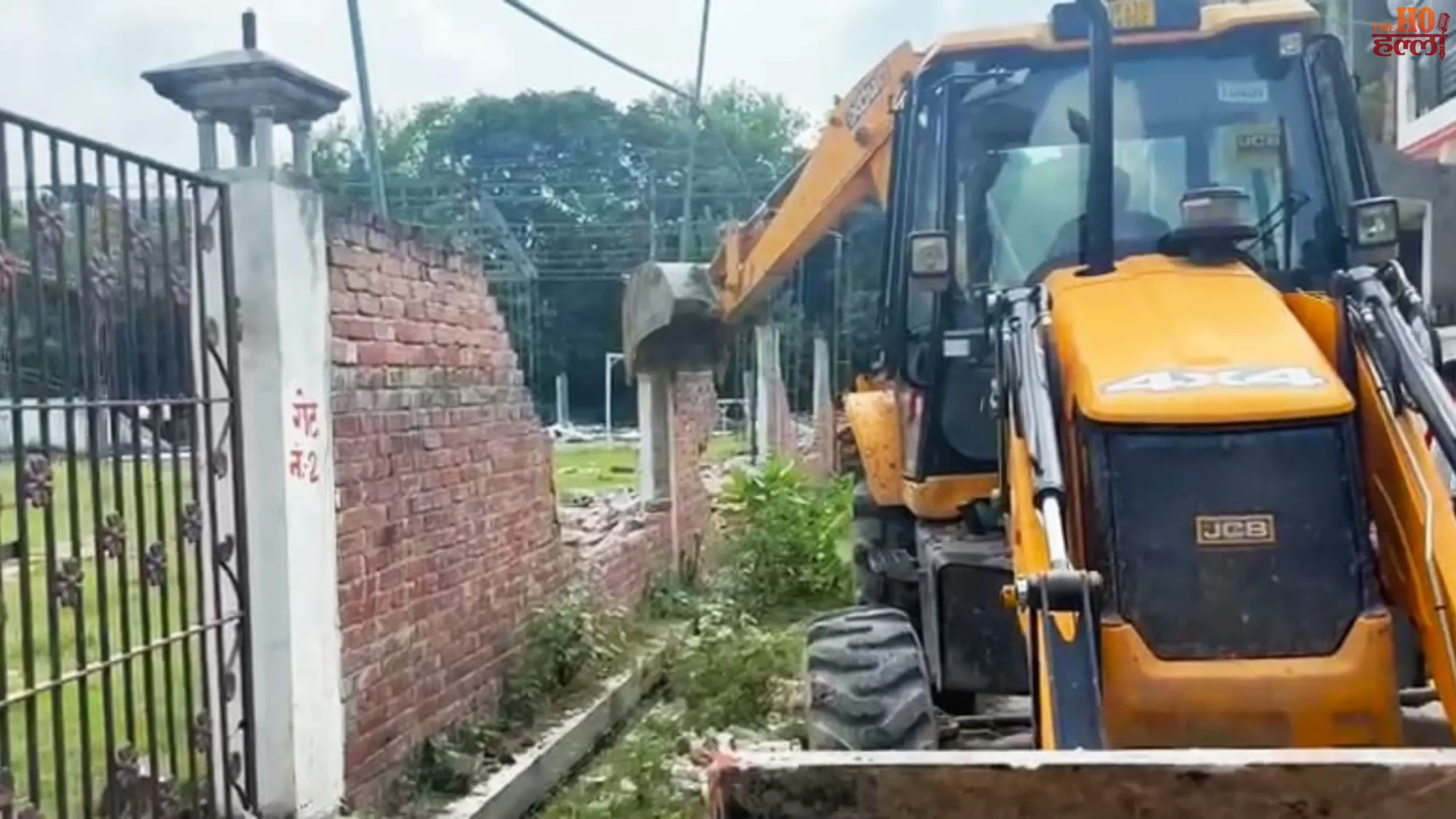 barabanki-news-raj-palace-marriage-lawn-demolition-bulldozer-action