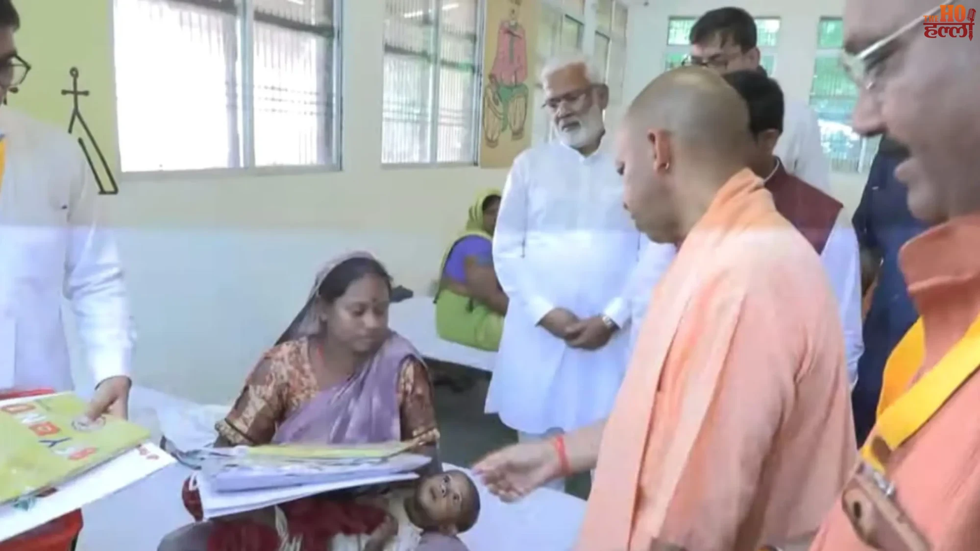 cm-yogi-chitrakoot-flood-relief-800-families (2)