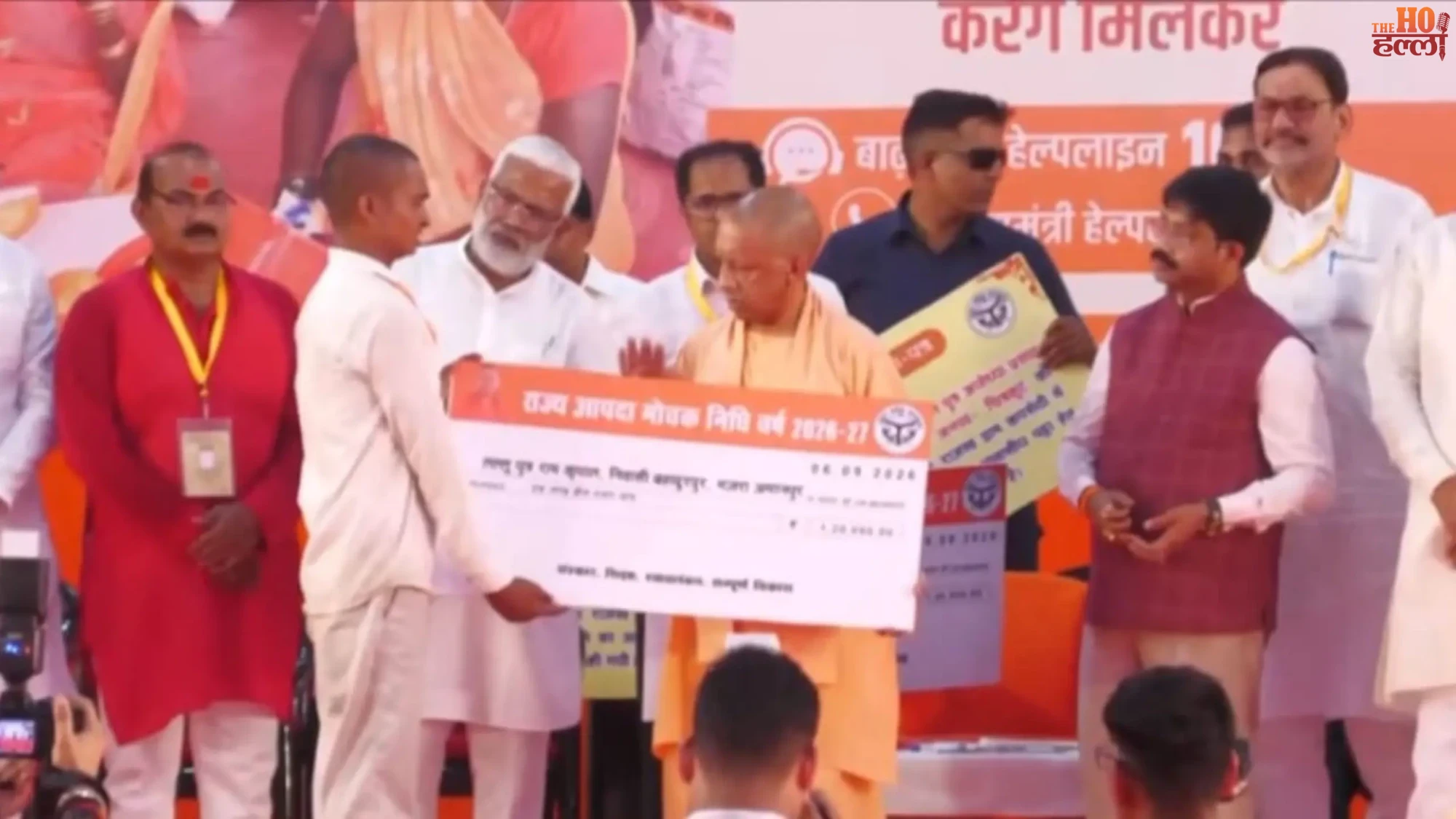 cm-yogi-chitrakoot-flood-relief-800-families (3)