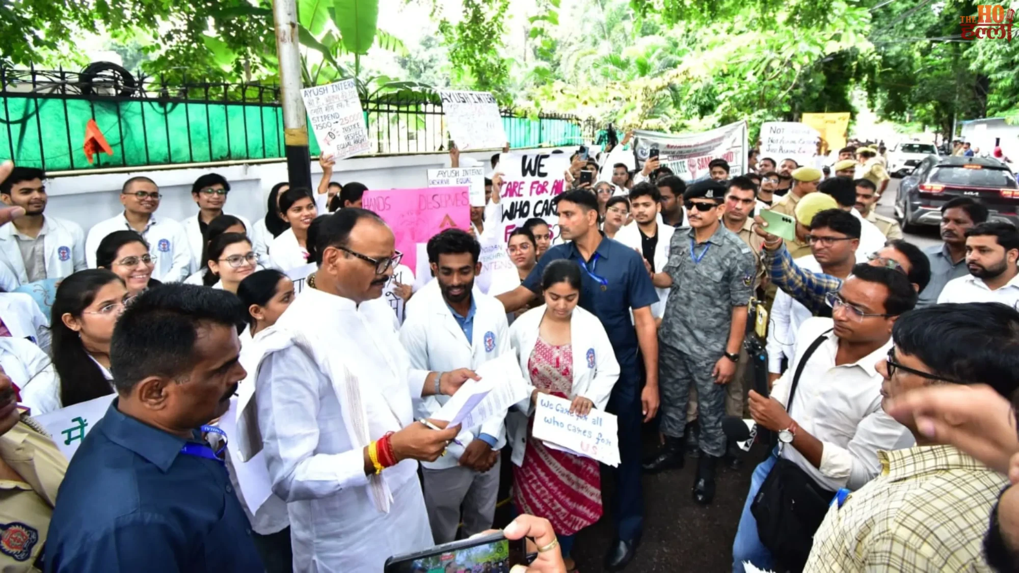 deputy-cm-brijesh-pathak-residence-protest-ayush-intern-stipend-upsssc-pharmacist (2)