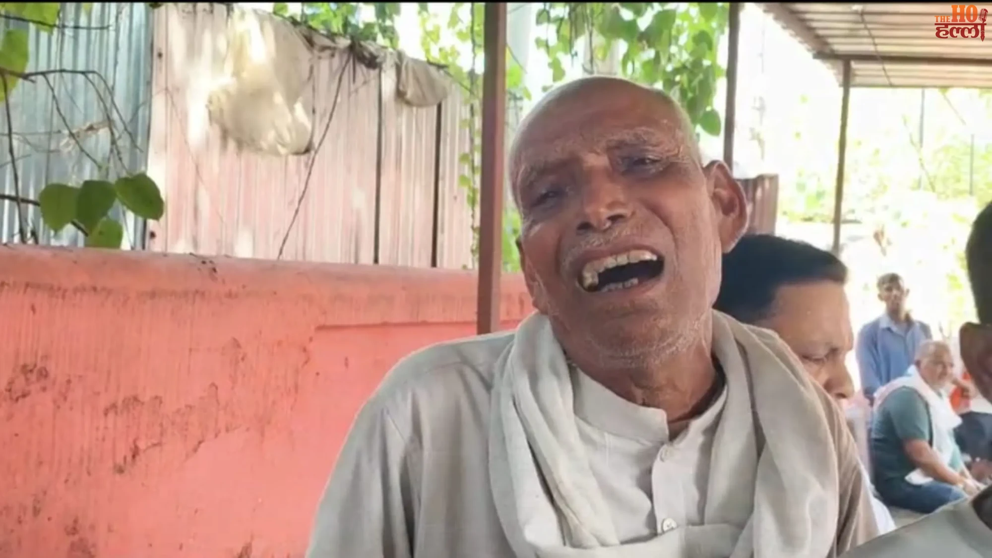 बिलखते परिजन