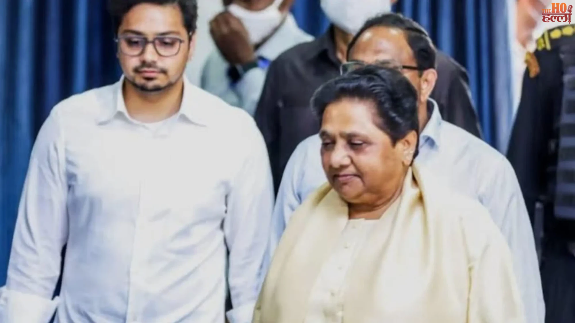 मायावती के साथ उनके भतीजे आकाश आनंद