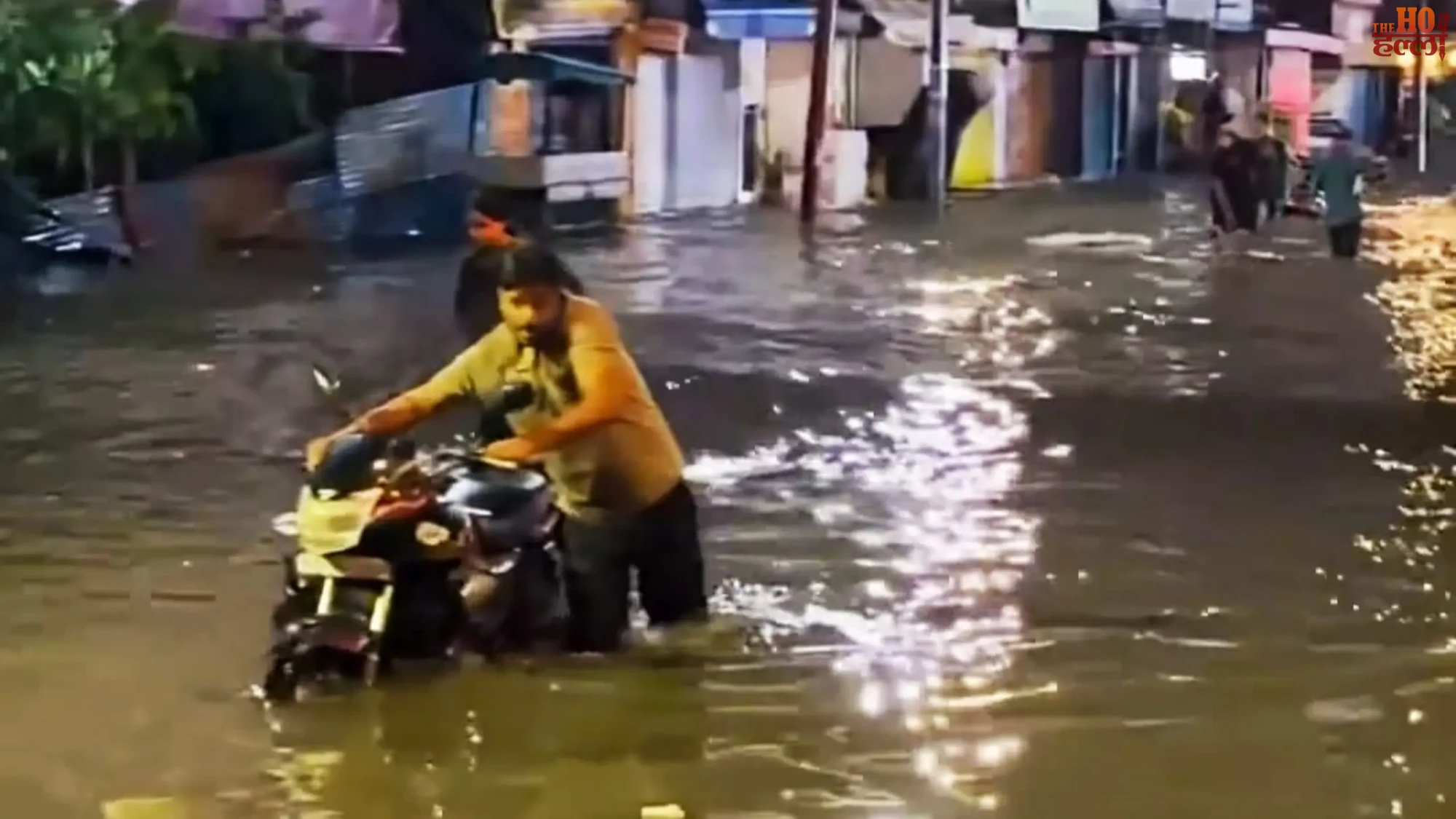 gorakhpur-heavy-rain-waterlogging-mayor-gohit-traders-protest (2)