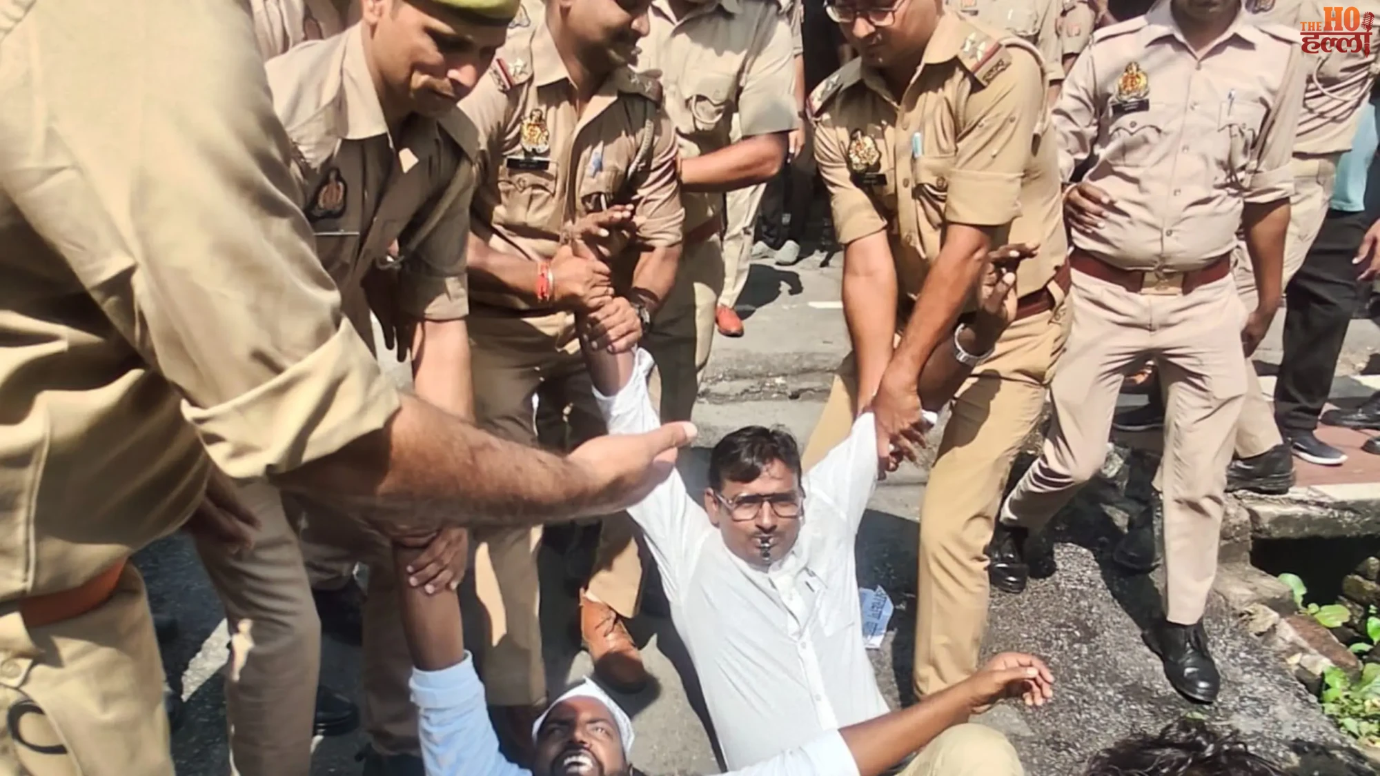 lucknow-68500-assistant-teacher-aspirants-protest-om-prakash-rajbhar-residence (2)
