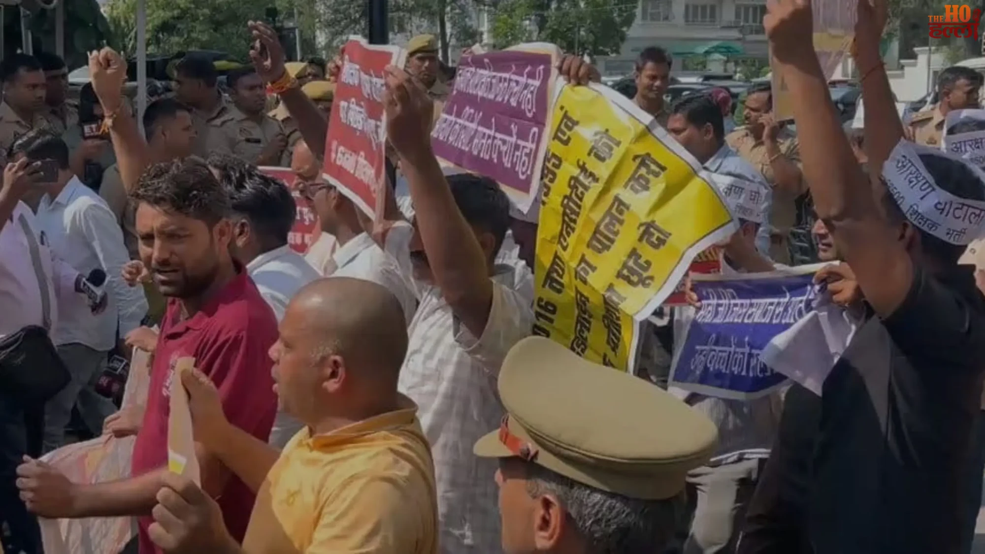 lucknow-68500-assistant-teacher-aspirants-protest-om-prakash-rajbhar-residence