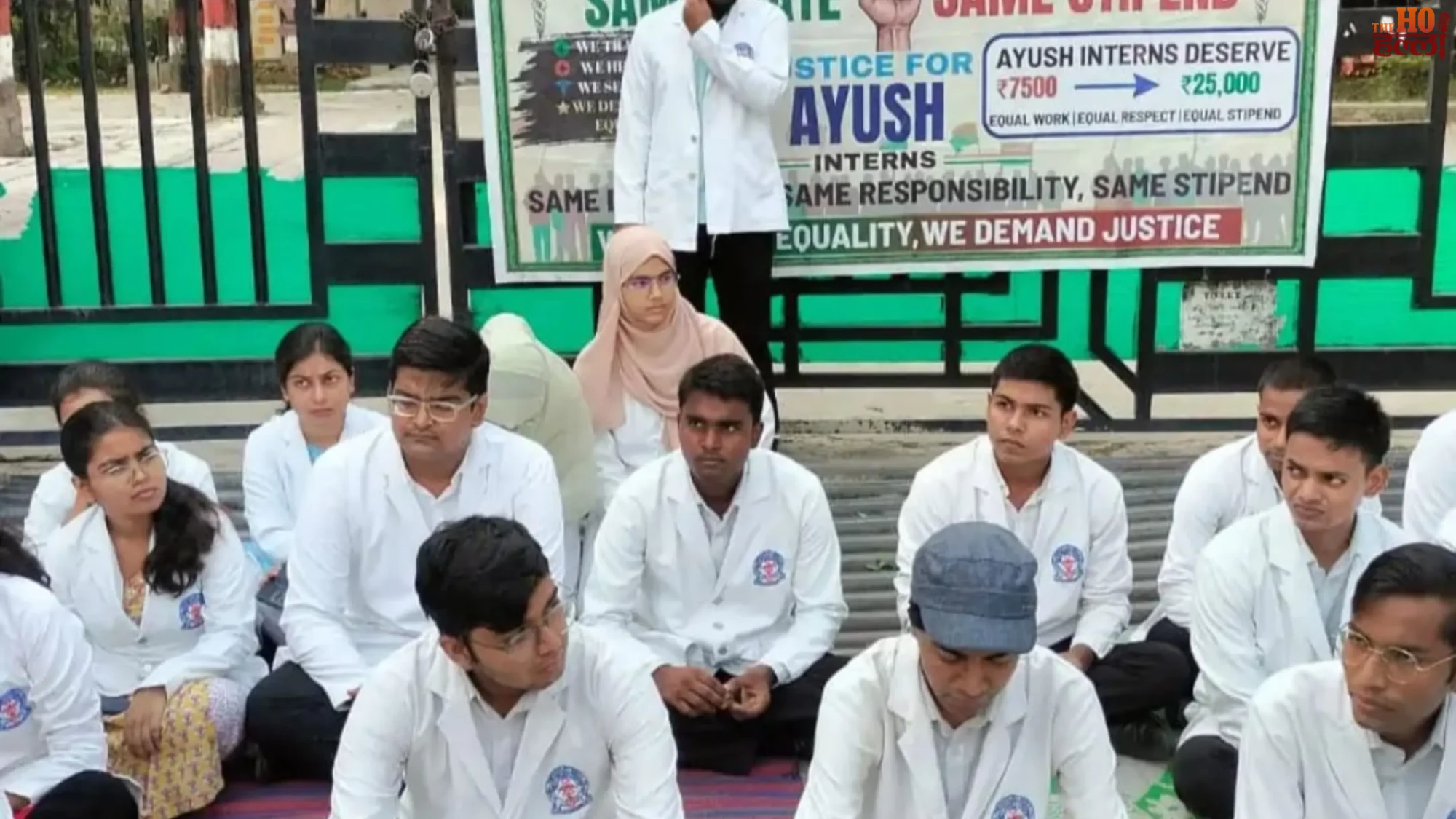 lucknow-ayush-intern-doctors-stipend-25000-protest-7500