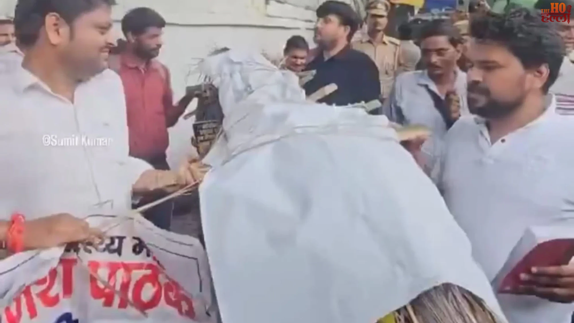 lucknow-corona-ambulance-drivers-protest-bjp-hq-health-department (2)