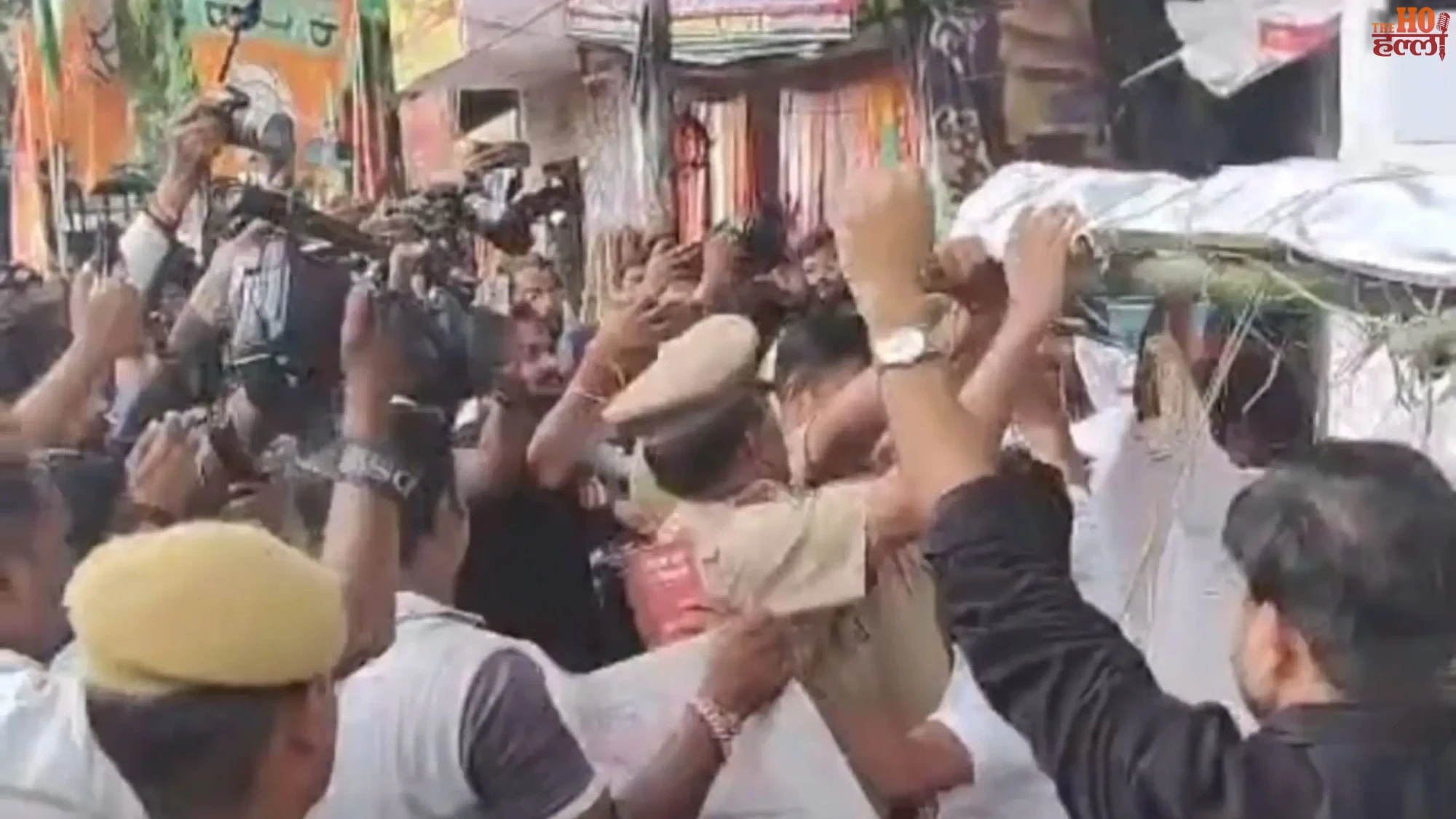 lucknow-corona-ambulance-drivers-protest-bjp-hq-health-department