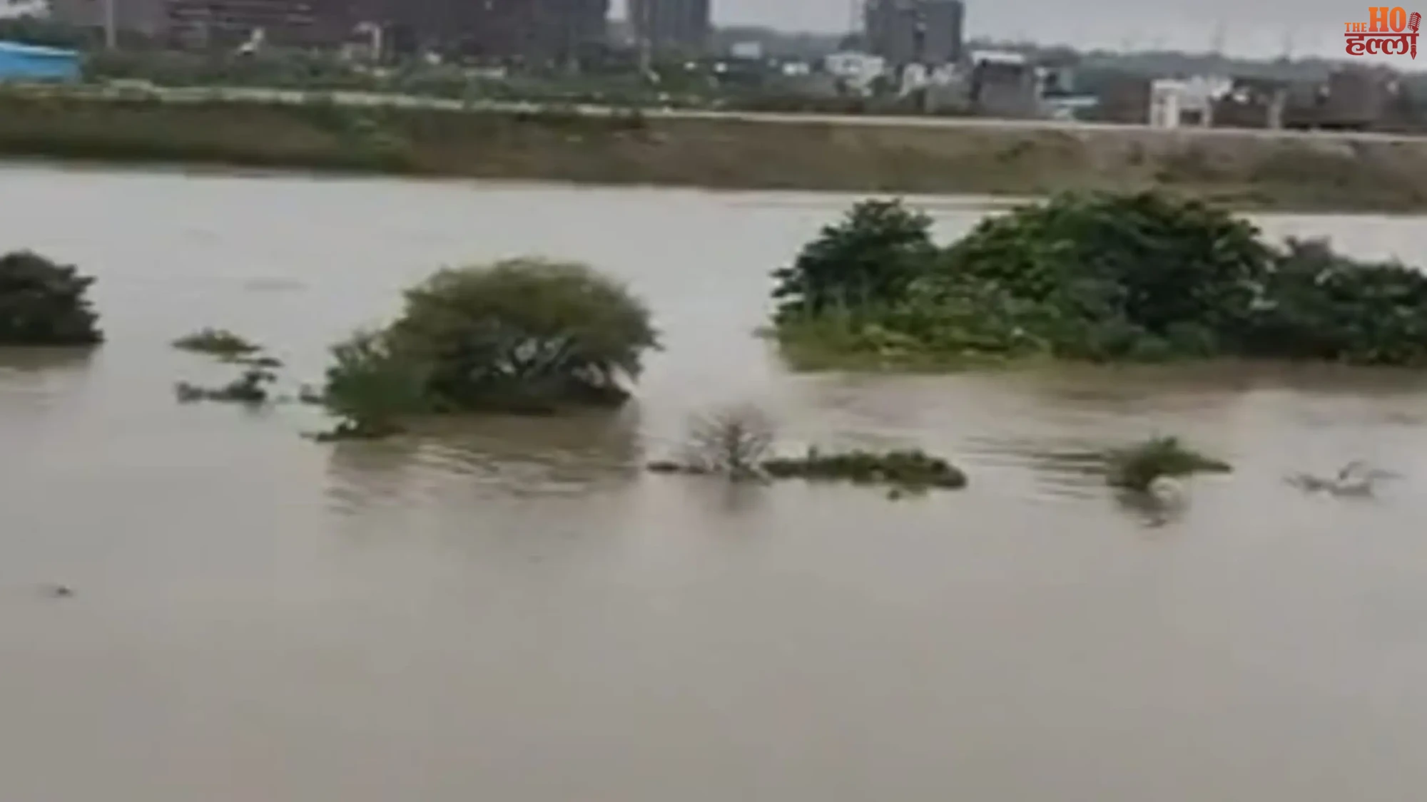 lucknow-gomti-river-water-level-rises-heavy-rain-gaughat-barrage-gates-open