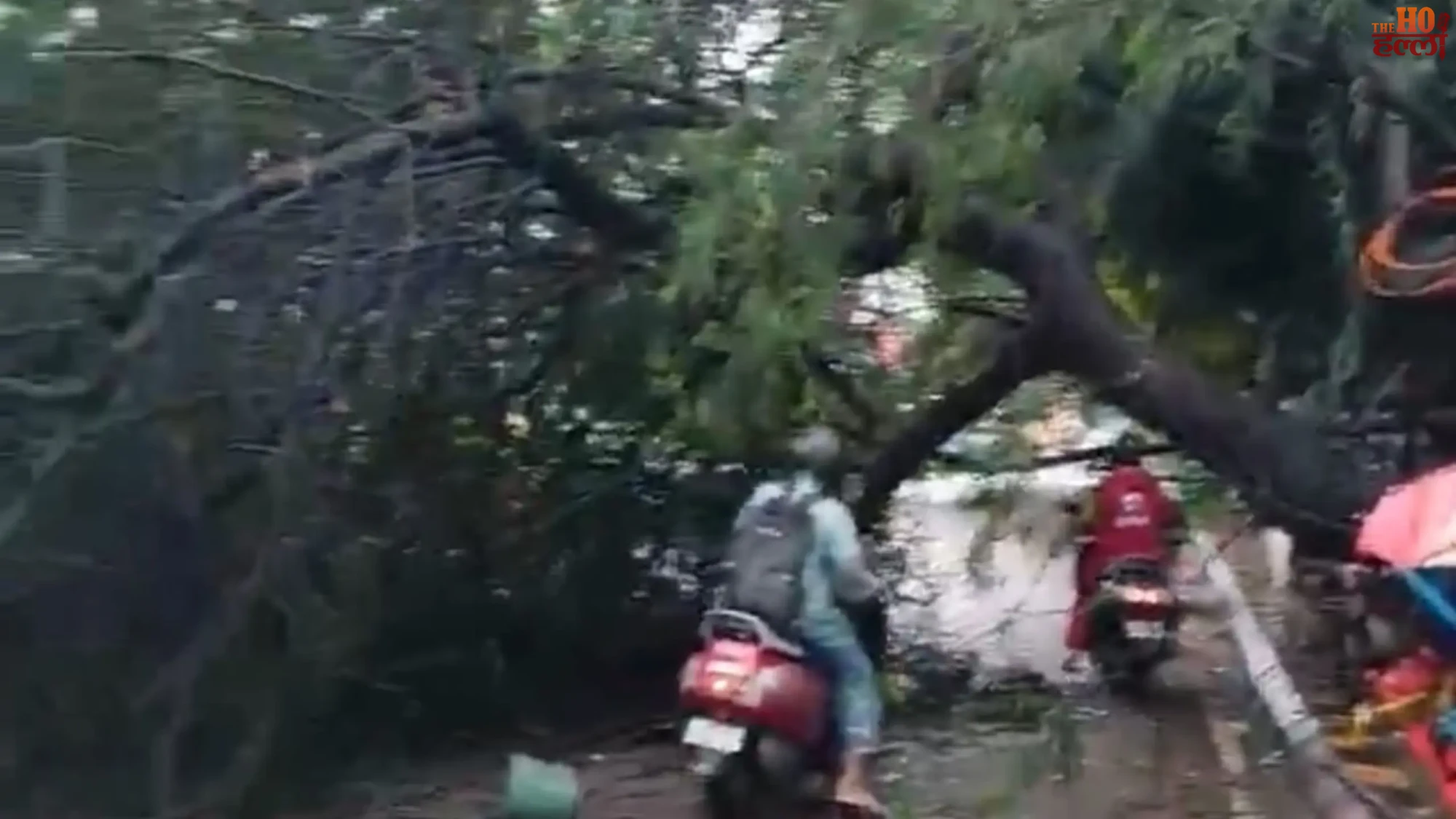 lucknow-heavy-rain-waterlogging-forty-hours-schools-closed-weather-alert (2)