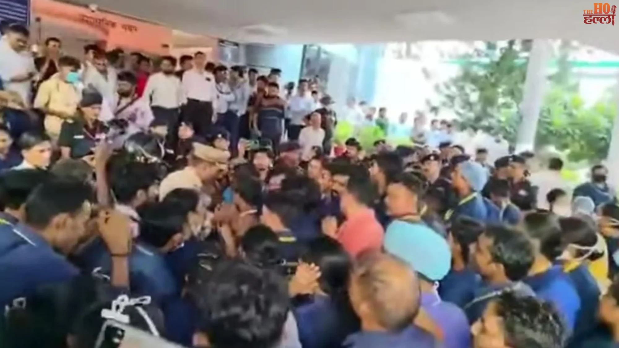 lucknow-lohia-hospital-sanitation-workers-protest-security-guard-clash-fir