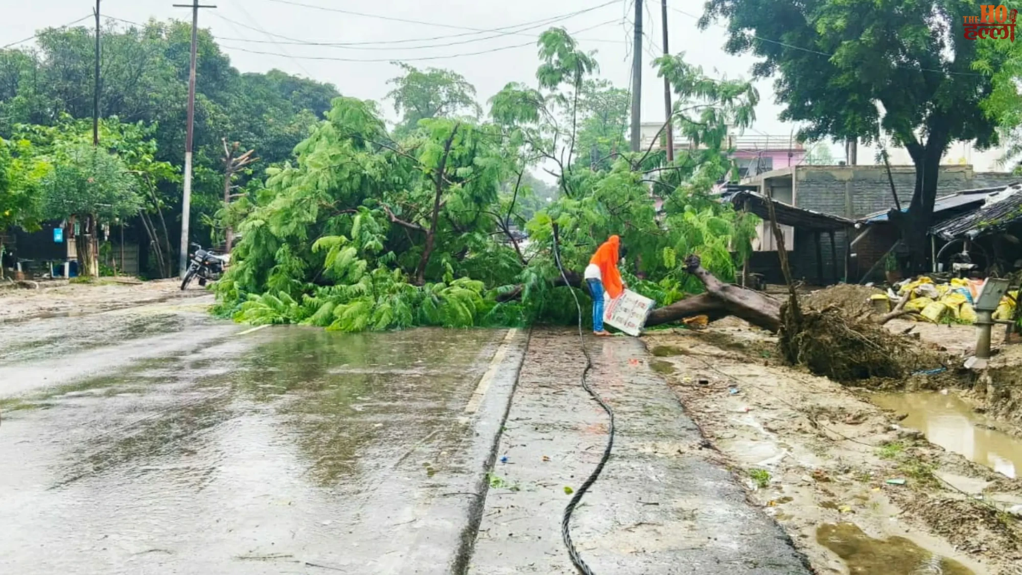 lucknow-malihabad-heavy-rain-damage-mla-jai-devi-kaushal-help (2)