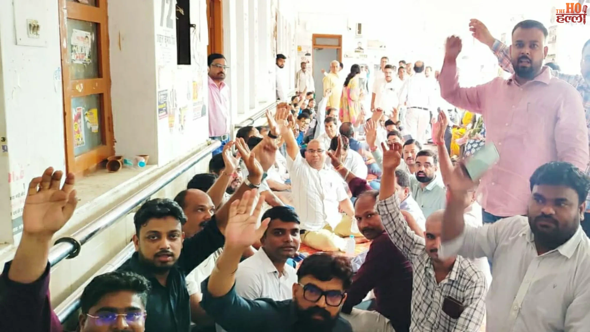 lucknow-mohanlalganj-lekhpal-strike-women-lekhpal-suspension-sdm