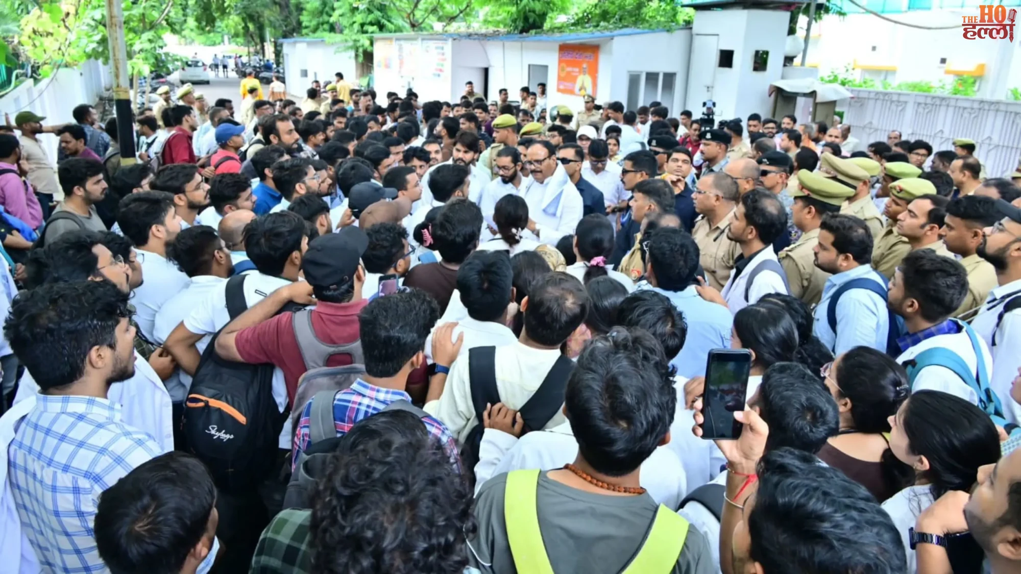 lucknow-news-bonded-doctors-protest-brajesh-pathak-residence