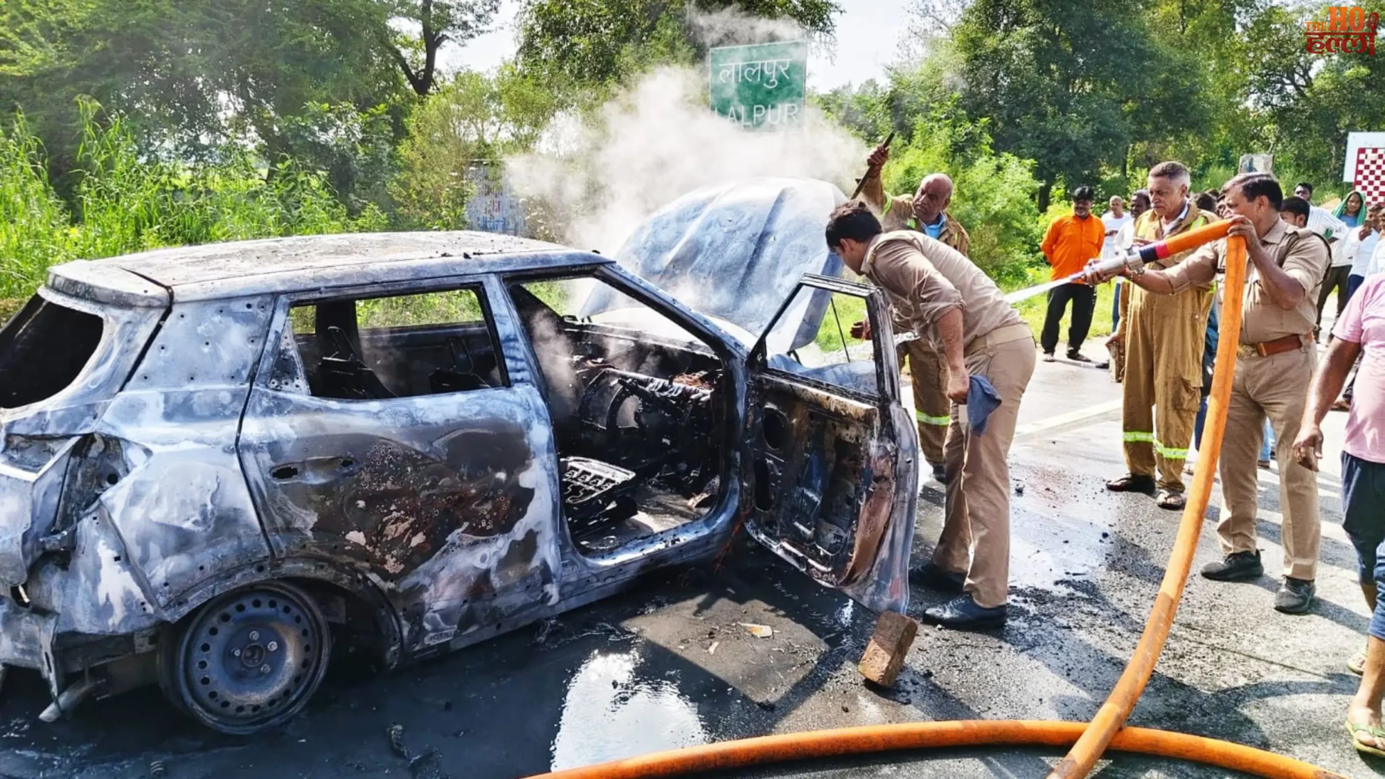 lucknow-nigohan-xuv-car-catches-fire-brother-sister-safe (2)
