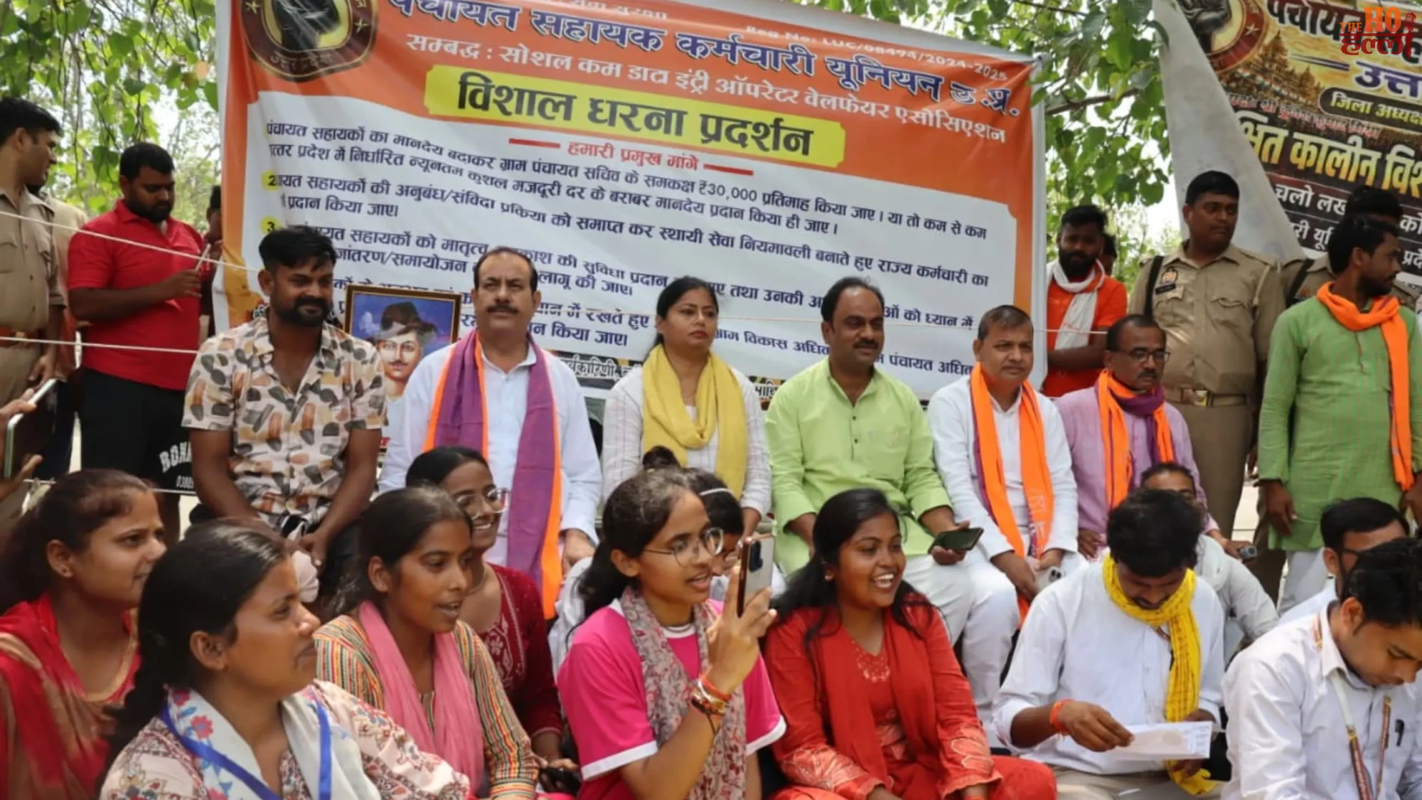 lucknow-panchayat-assistants-protest-30000-honorarium-pallavi-patel