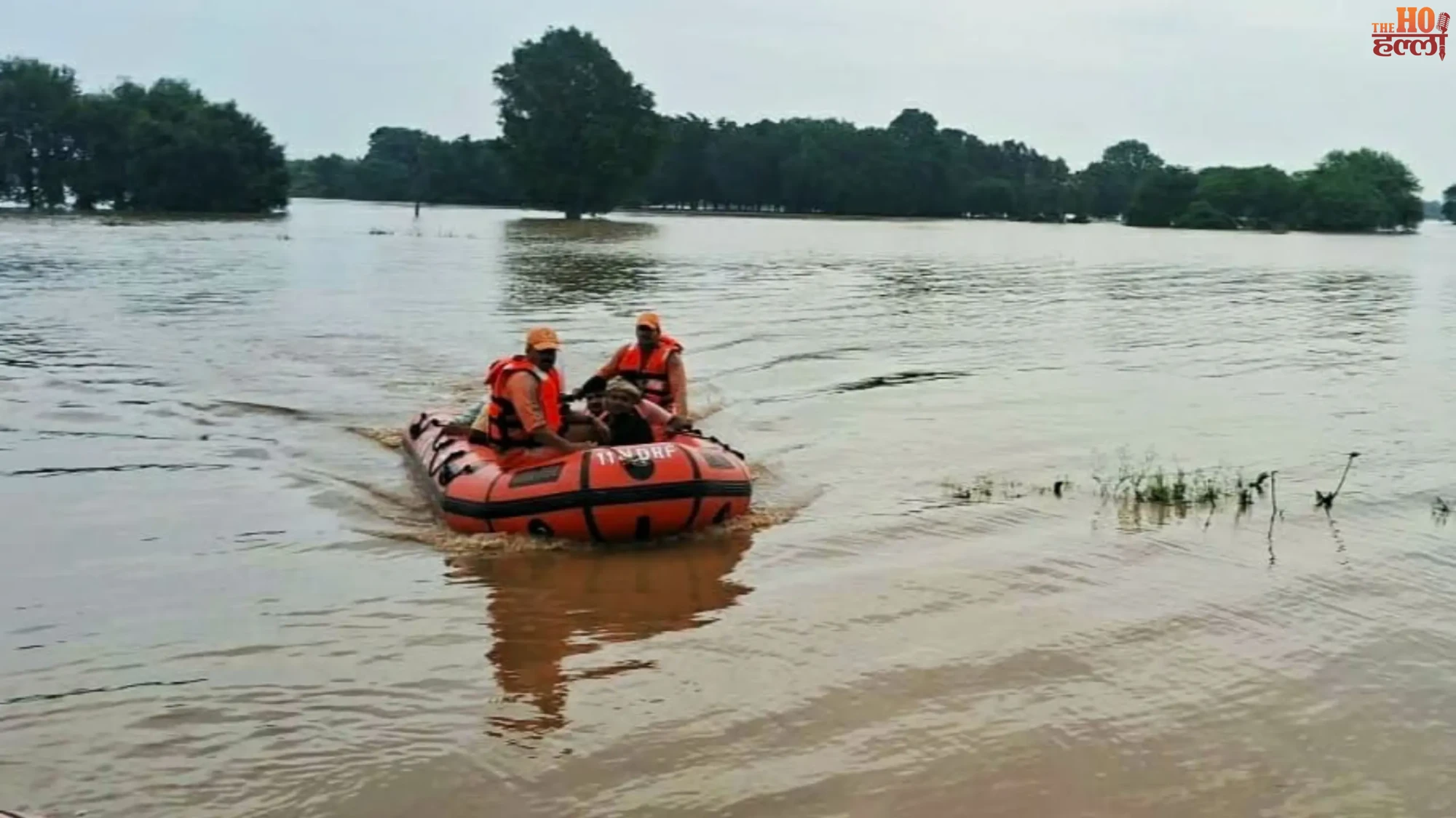 prayagraj-khiri-woman-jumps-into-tons-river-with-infant-daughter-ndrf-search (2)