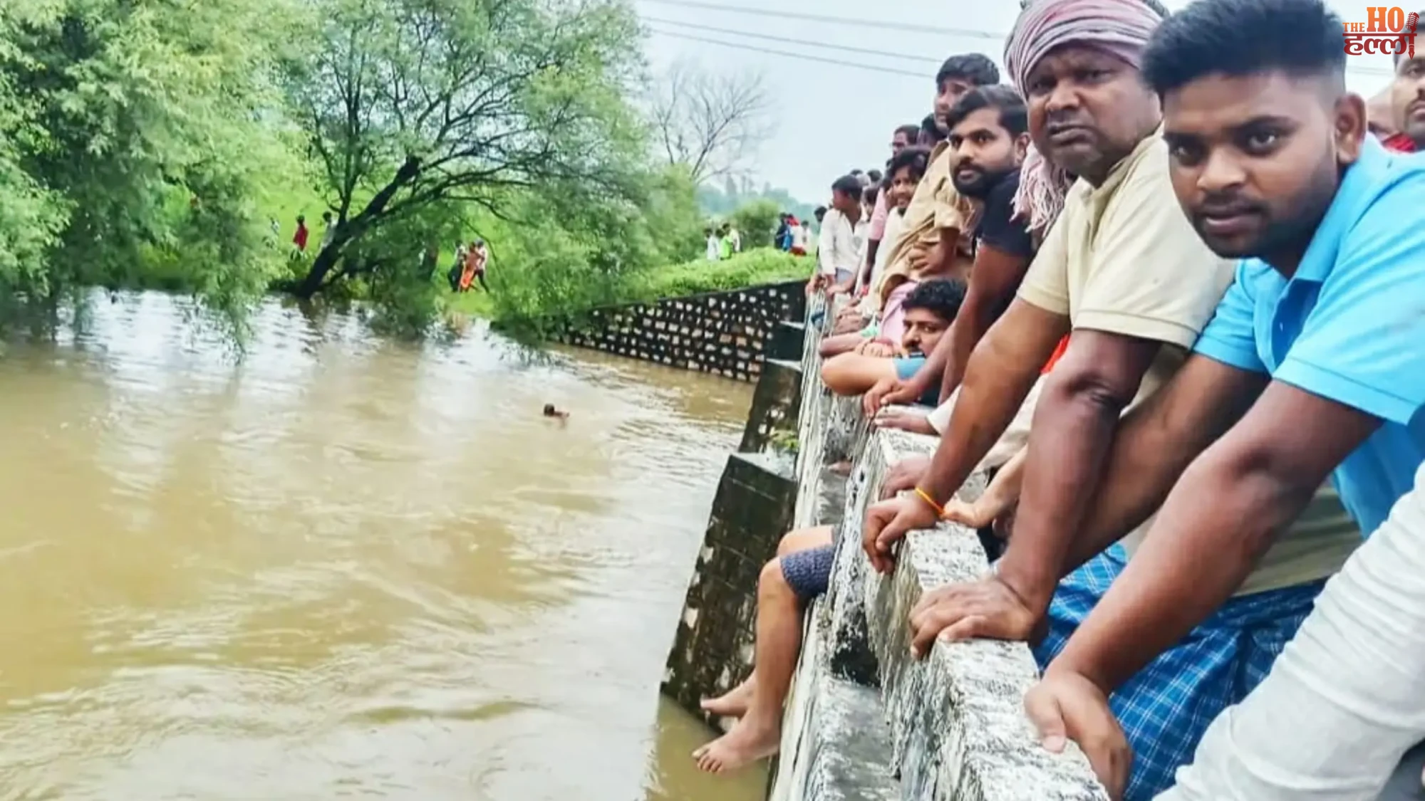prayagraj-khiri-woman-jumps-into-tons-river-with-infant-daughter-ndrf-search