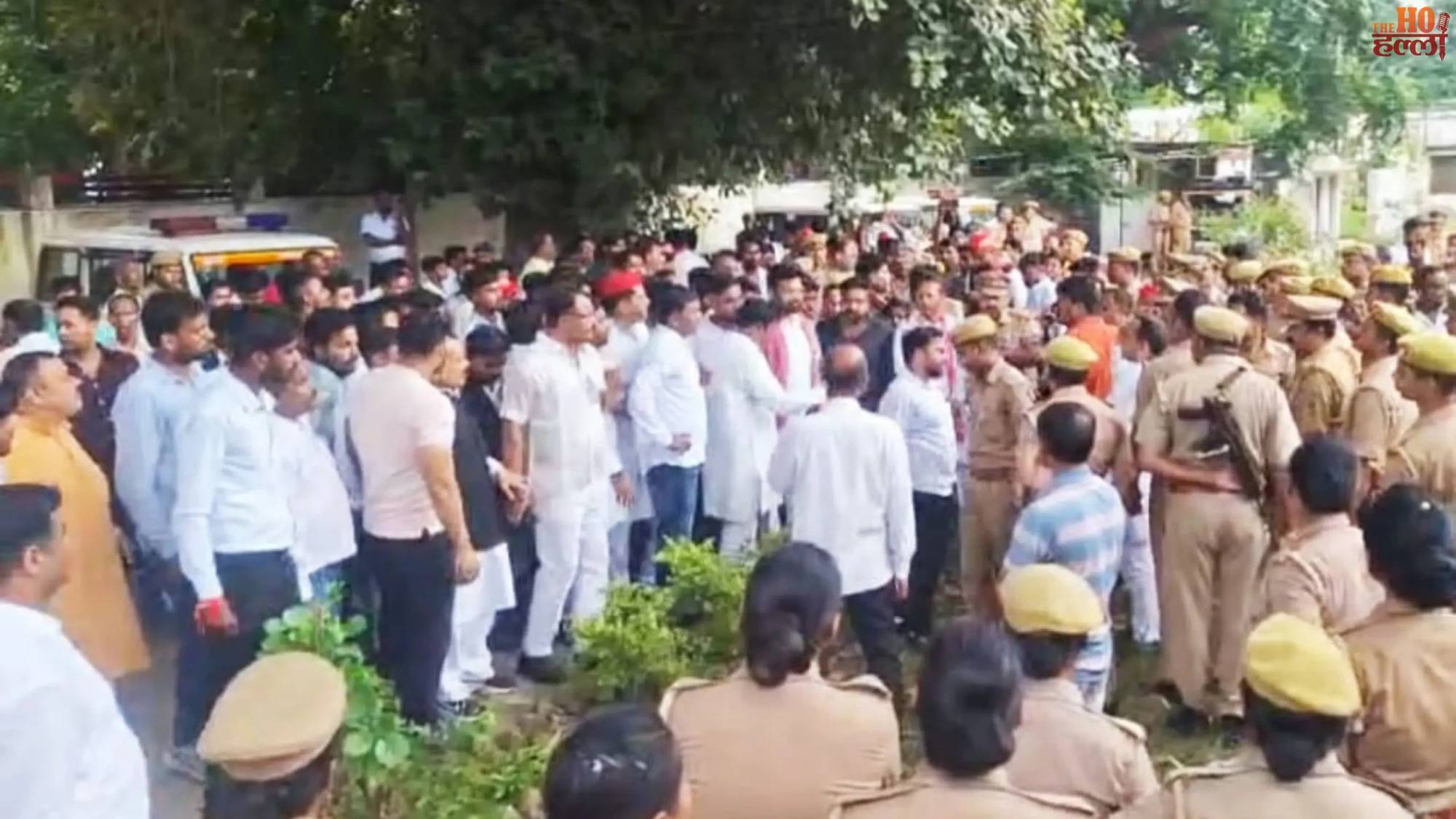 raebareli-sp-office-clash-samajwadi-party-abvp-police-mla (2)