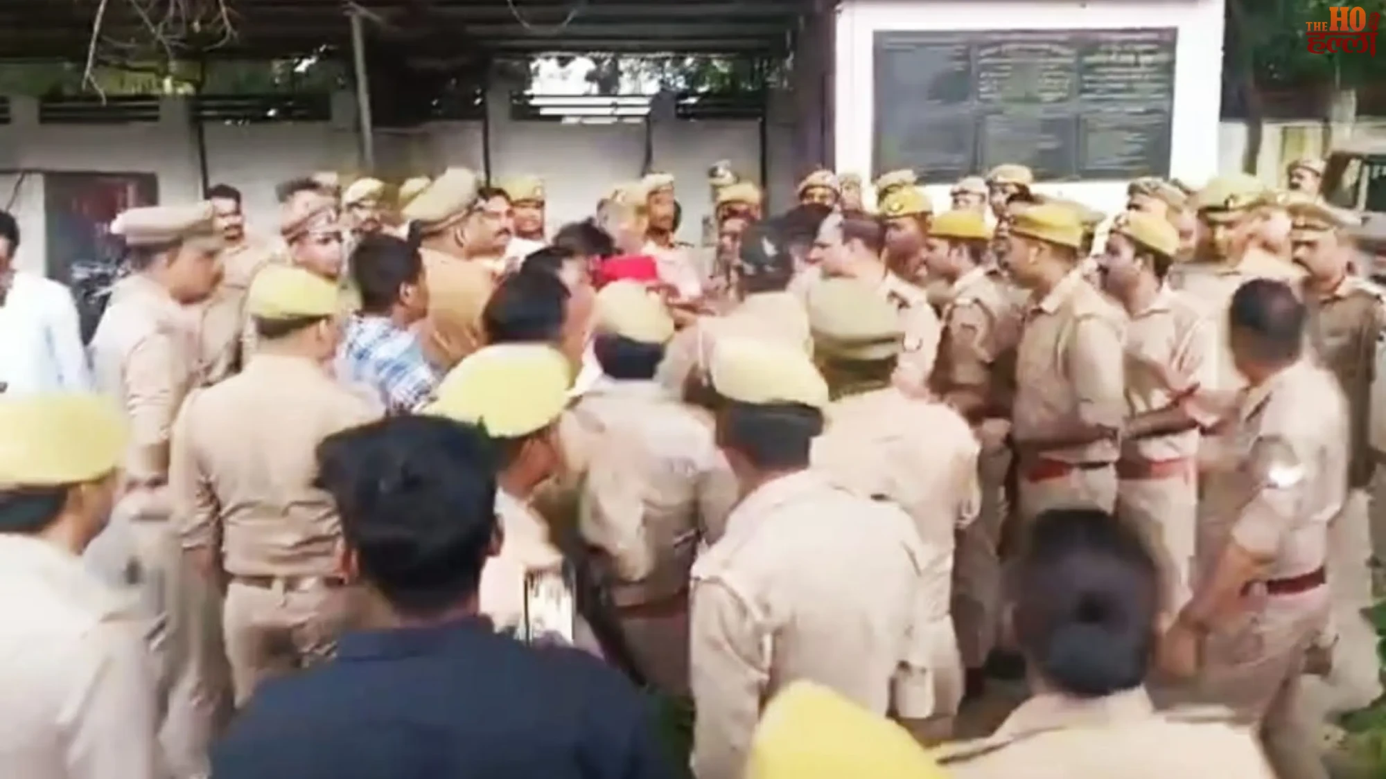 raebareli-sp-office-clash-samajwadi-party-abvp-police-mla